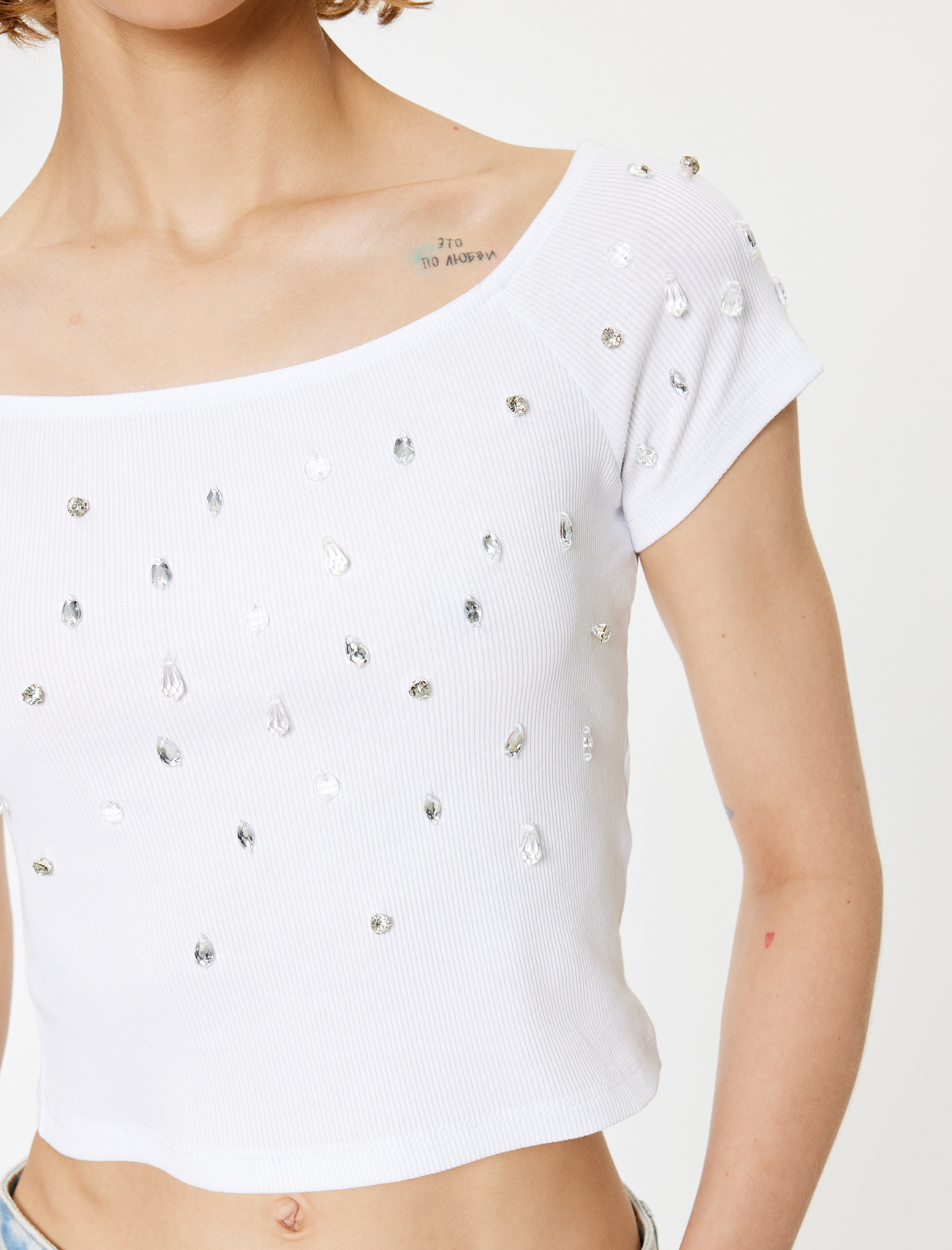 Kayık Yaka Tişört Taş Detaylı Kaşkorse Slim Fit Kısa Kollu