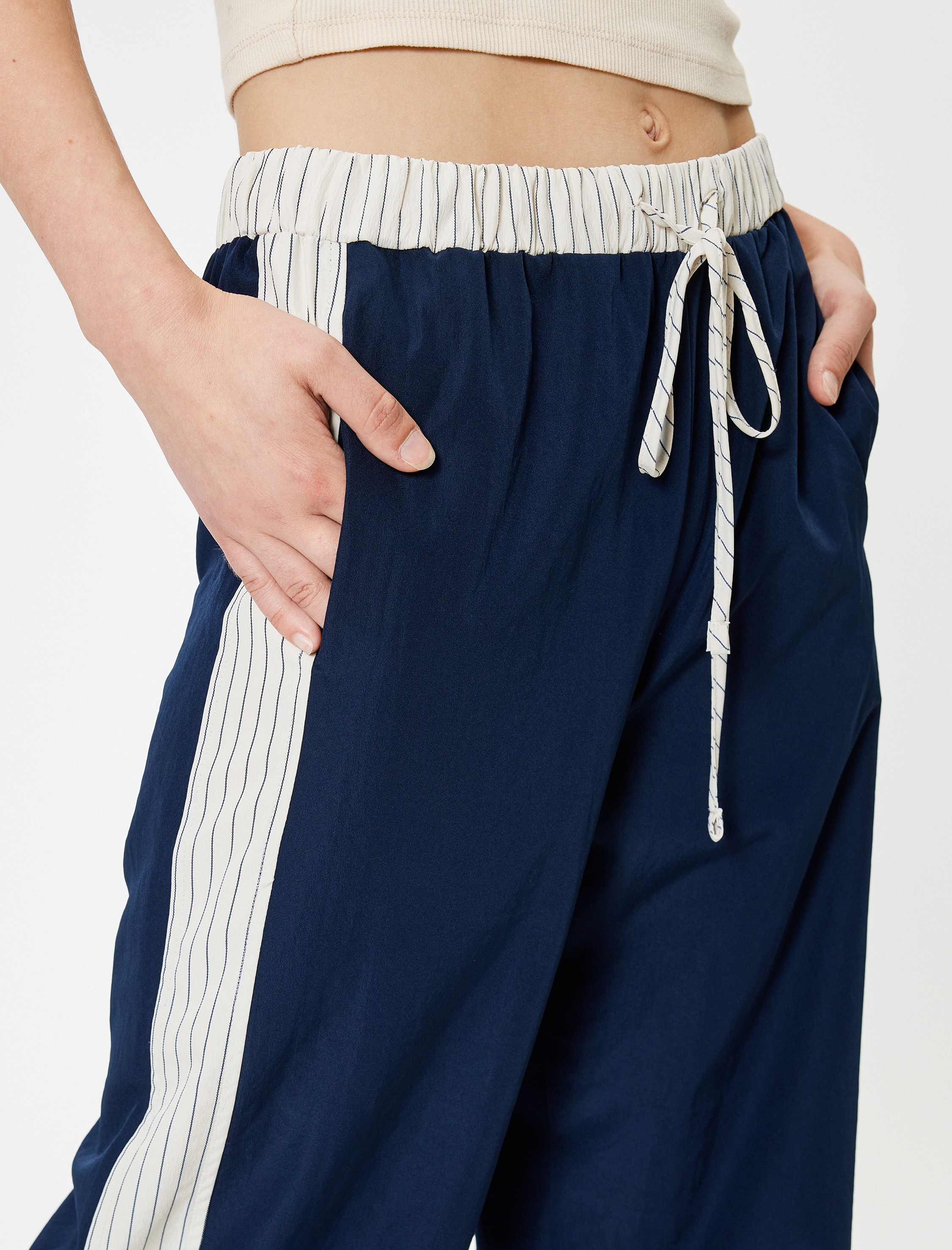   Paraşüt Pantolon Beli Bağcıklı Geniş Paça Cep Detaylı