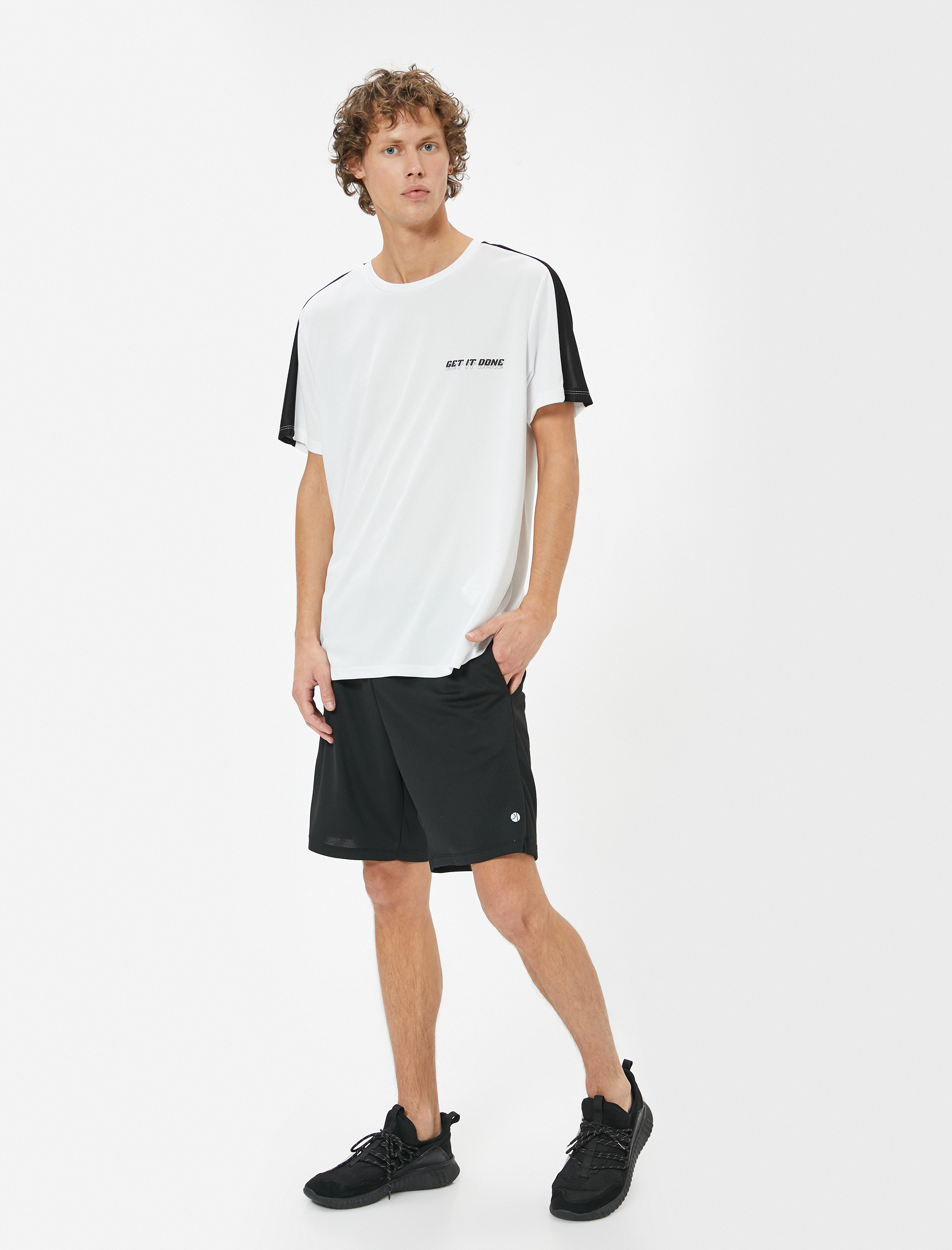   Kısa Kollu Bisiklet Yaka Şerit Detaylı Slogan Baskılı Spor Tişört