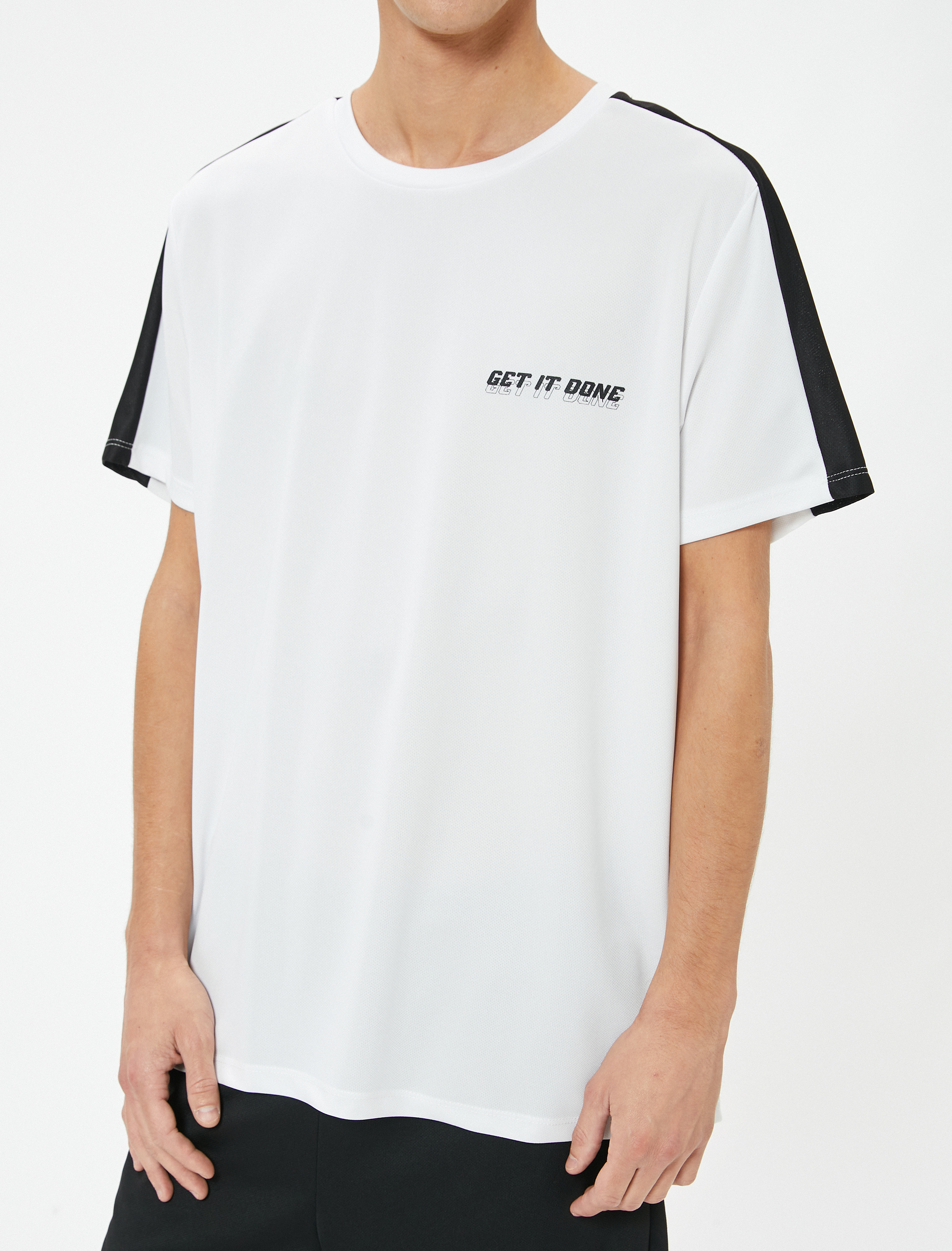   Kısa Kollu Bisiklet Yaka Şerit Detaylı Slogan Baskılı Spor Tişört