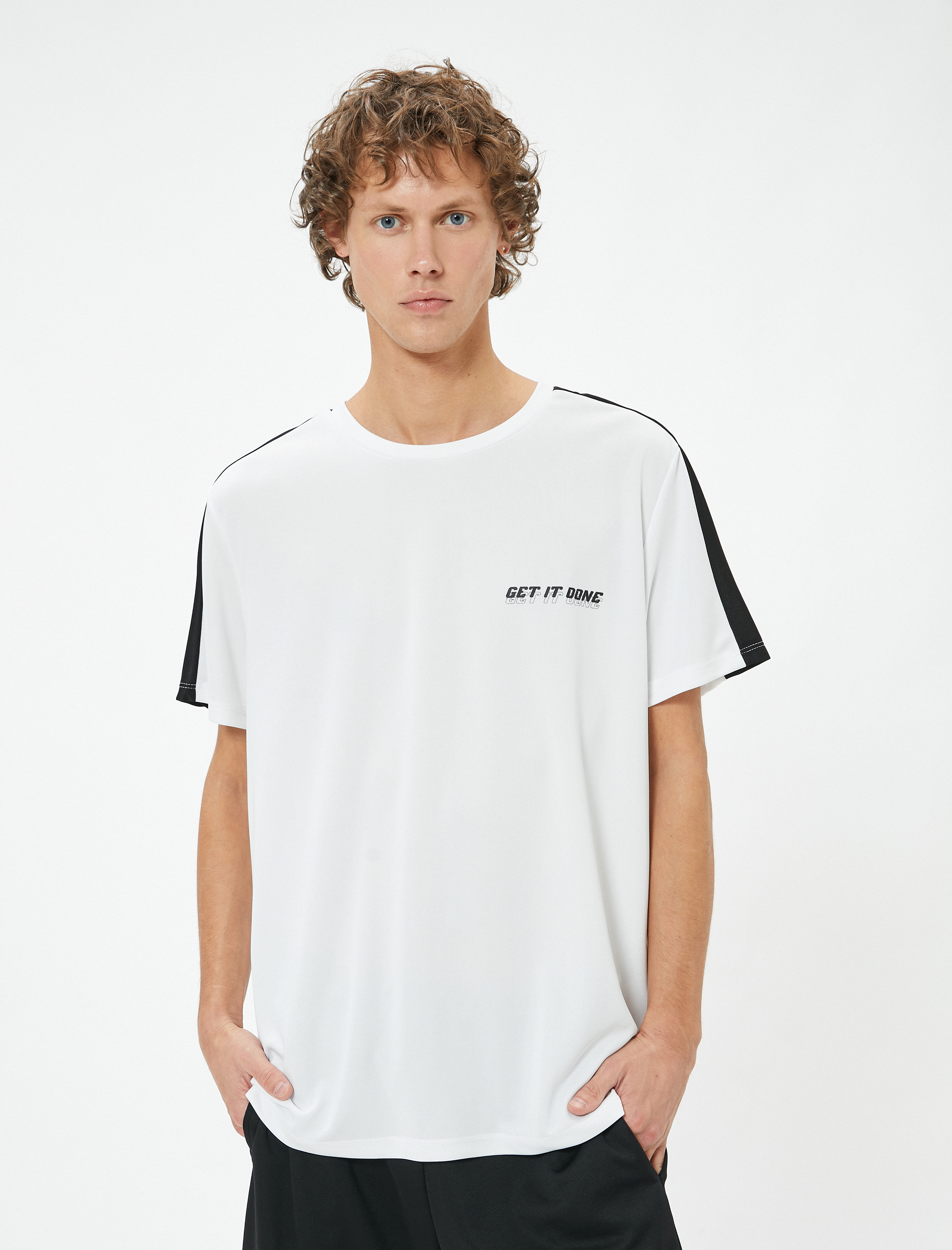   Kısa Kollu Bisiklet Yaka Şerit Detaylı Slogan Baskılı Spor Tişört