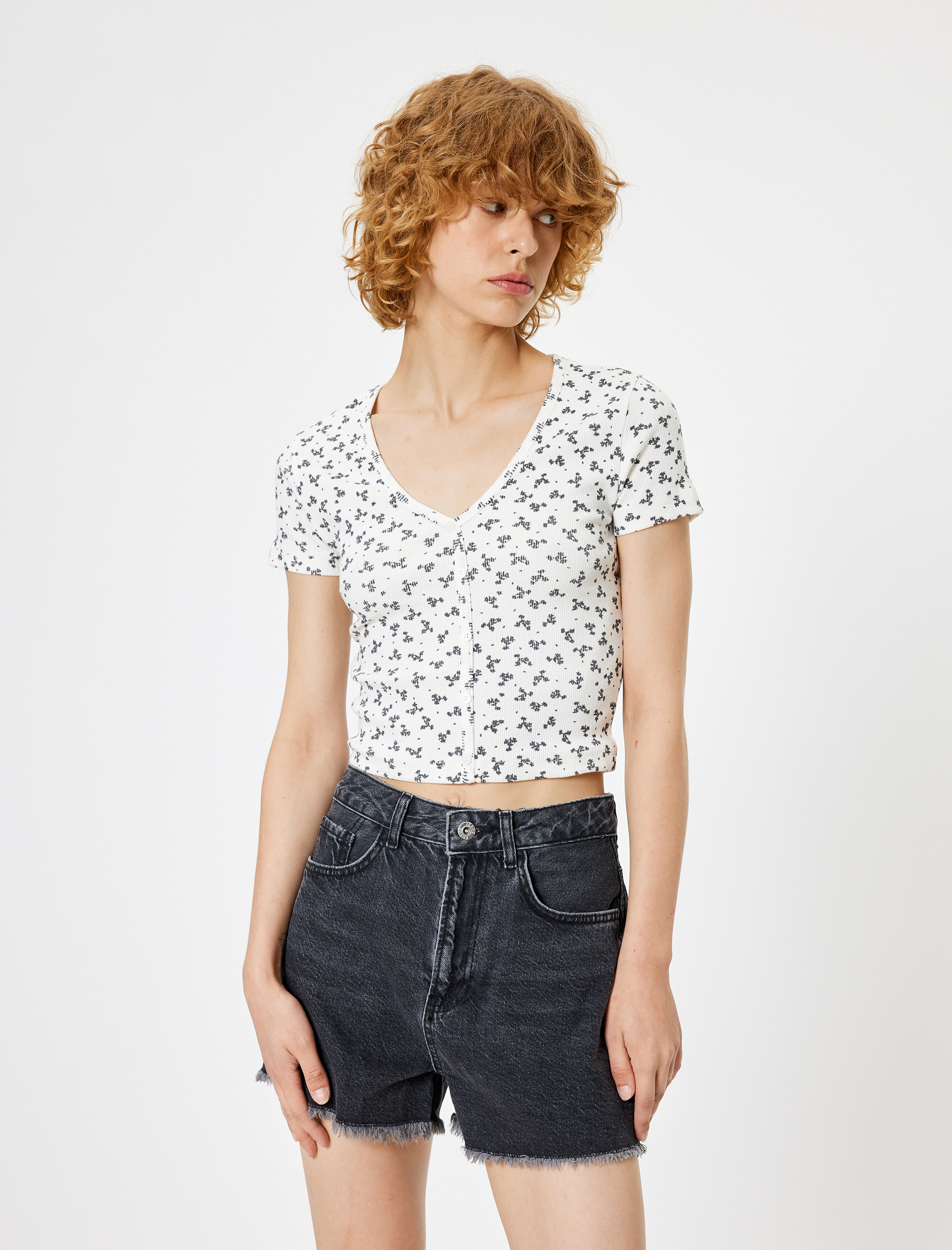   Crop Tişört Kısa Kollu Çiçekli V Yaka Düğmeli Slim Fit