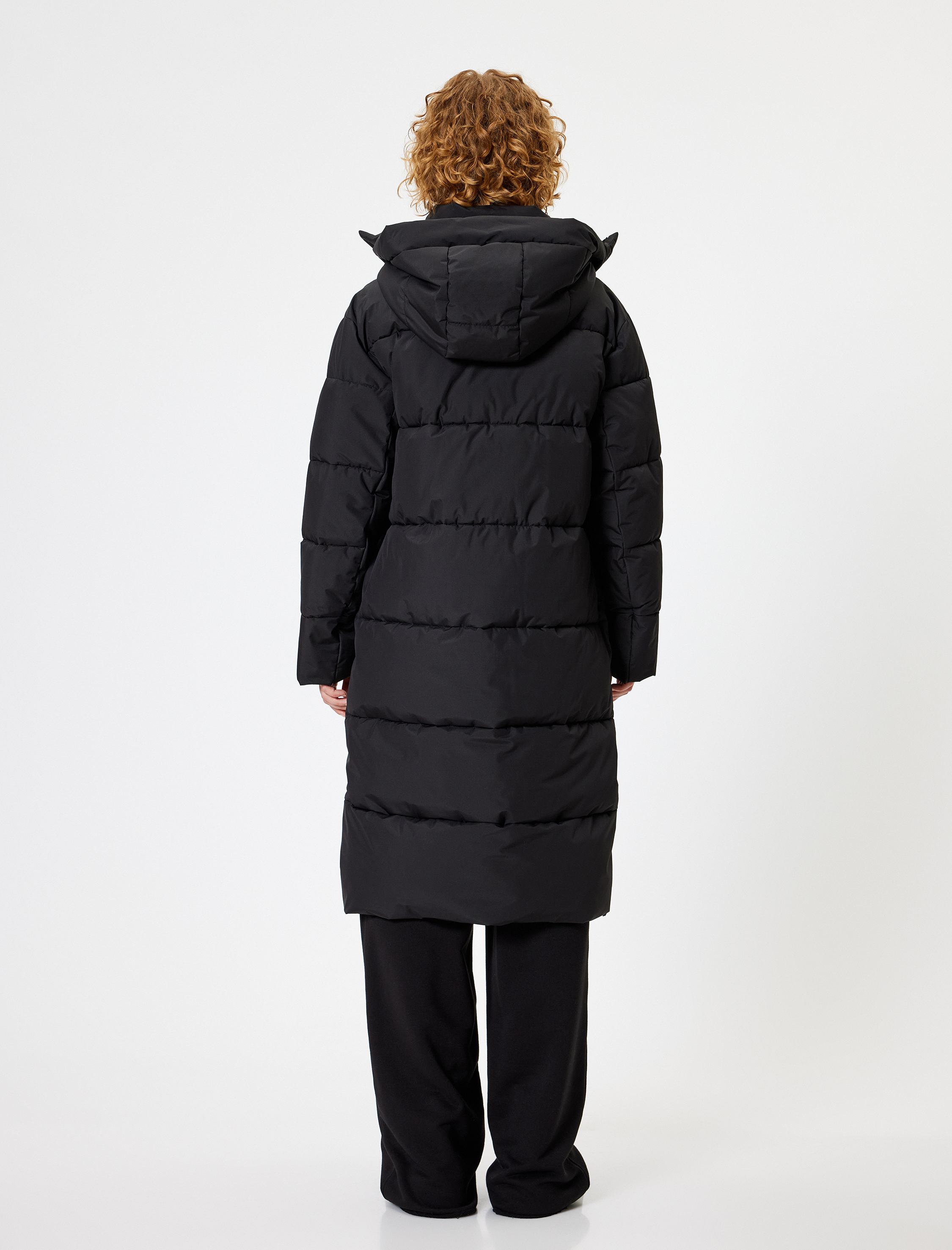 Uzun Şişme Mont Kapüşonlu Cep Detaylı Fermuarlı Çıtçıt Düğmeli Su İtici Kumaş