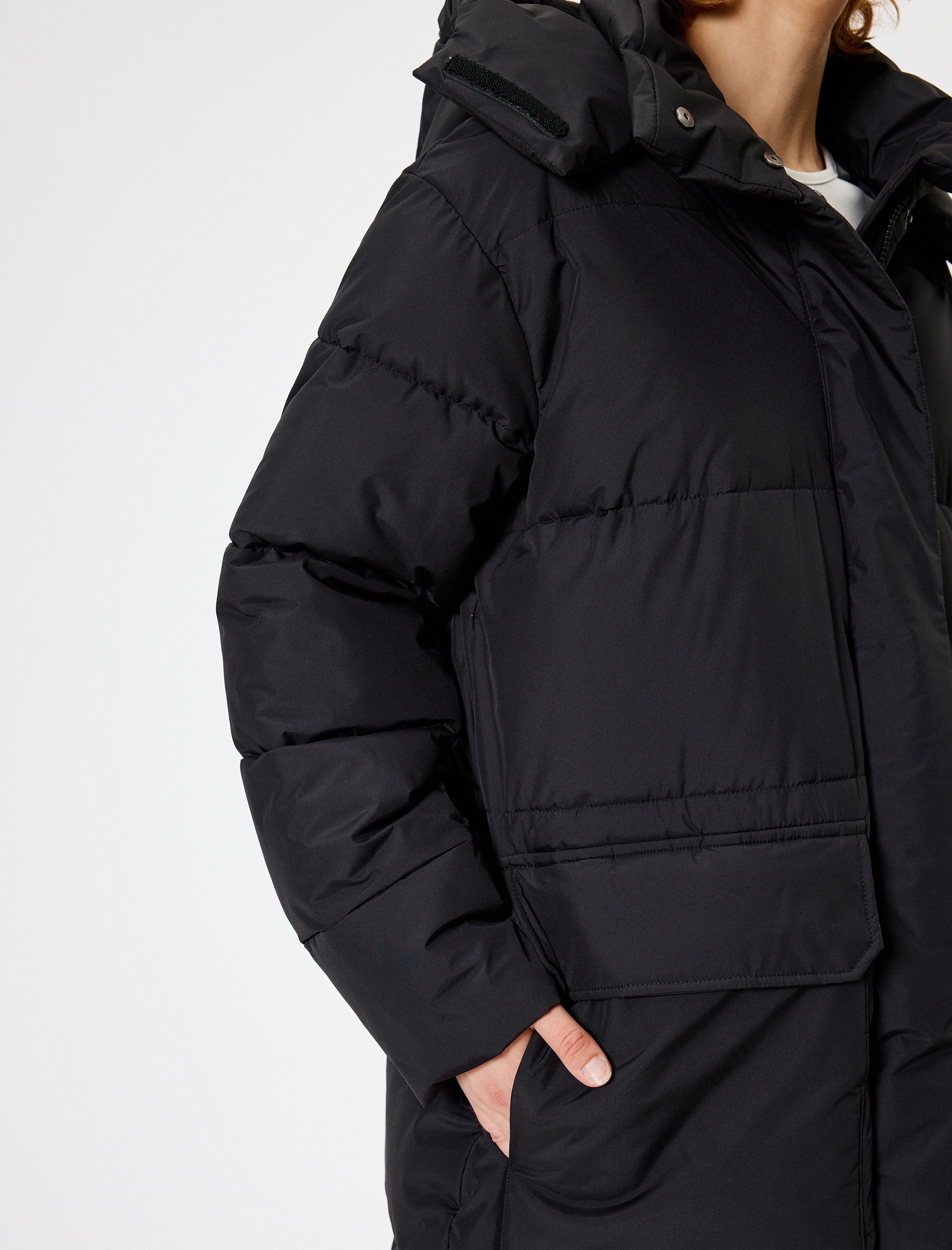 Uzun Şişme Mont Kapüşonlu Cep Detaylı Fermuarlı Çıtçıt Düğmeli Su İtici Kumaş