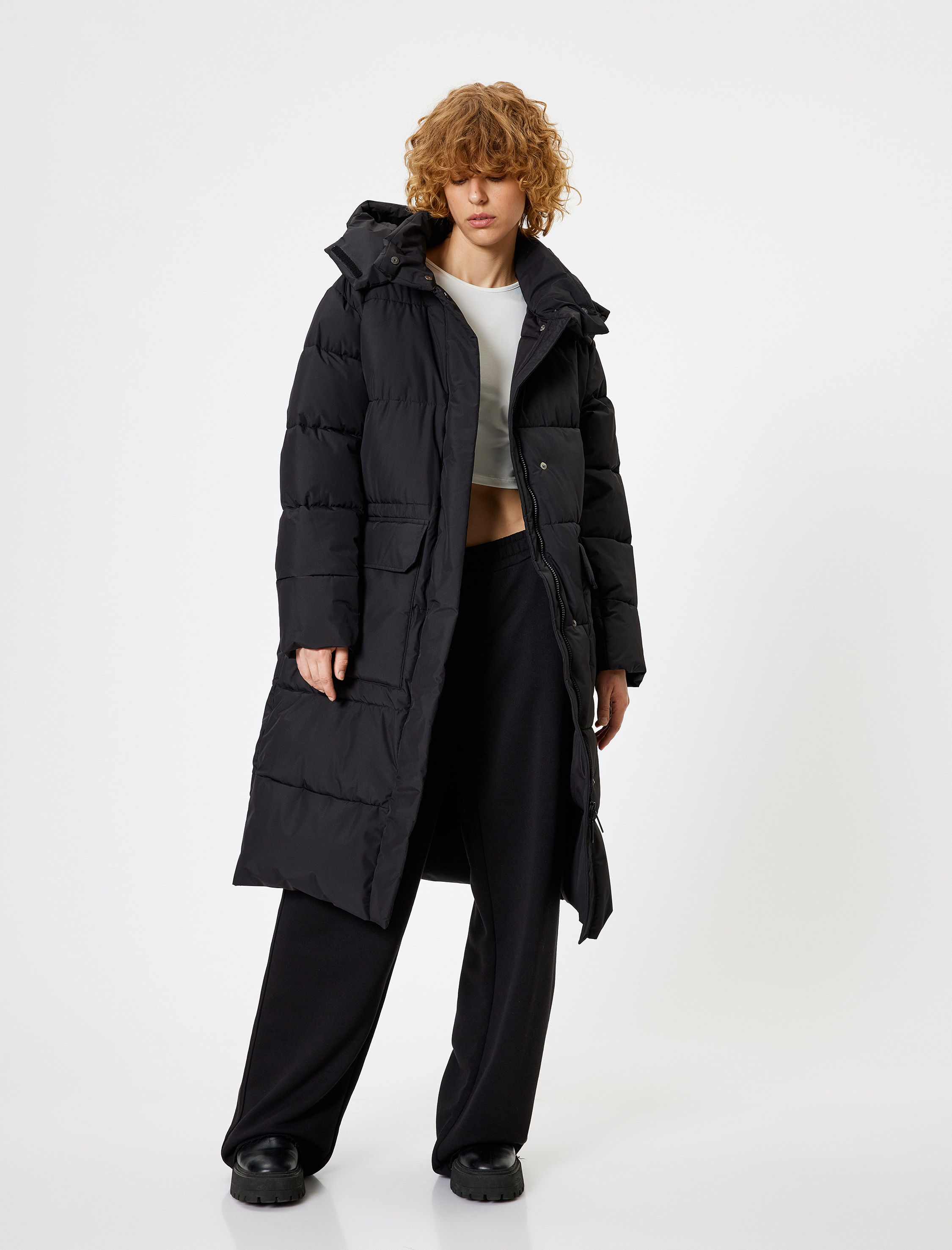 Uzun Şişme Mont Kapüşonlu Cep Detaylı Fermuarlı Çıtçıt Düğmeli Su İtici Kumaş