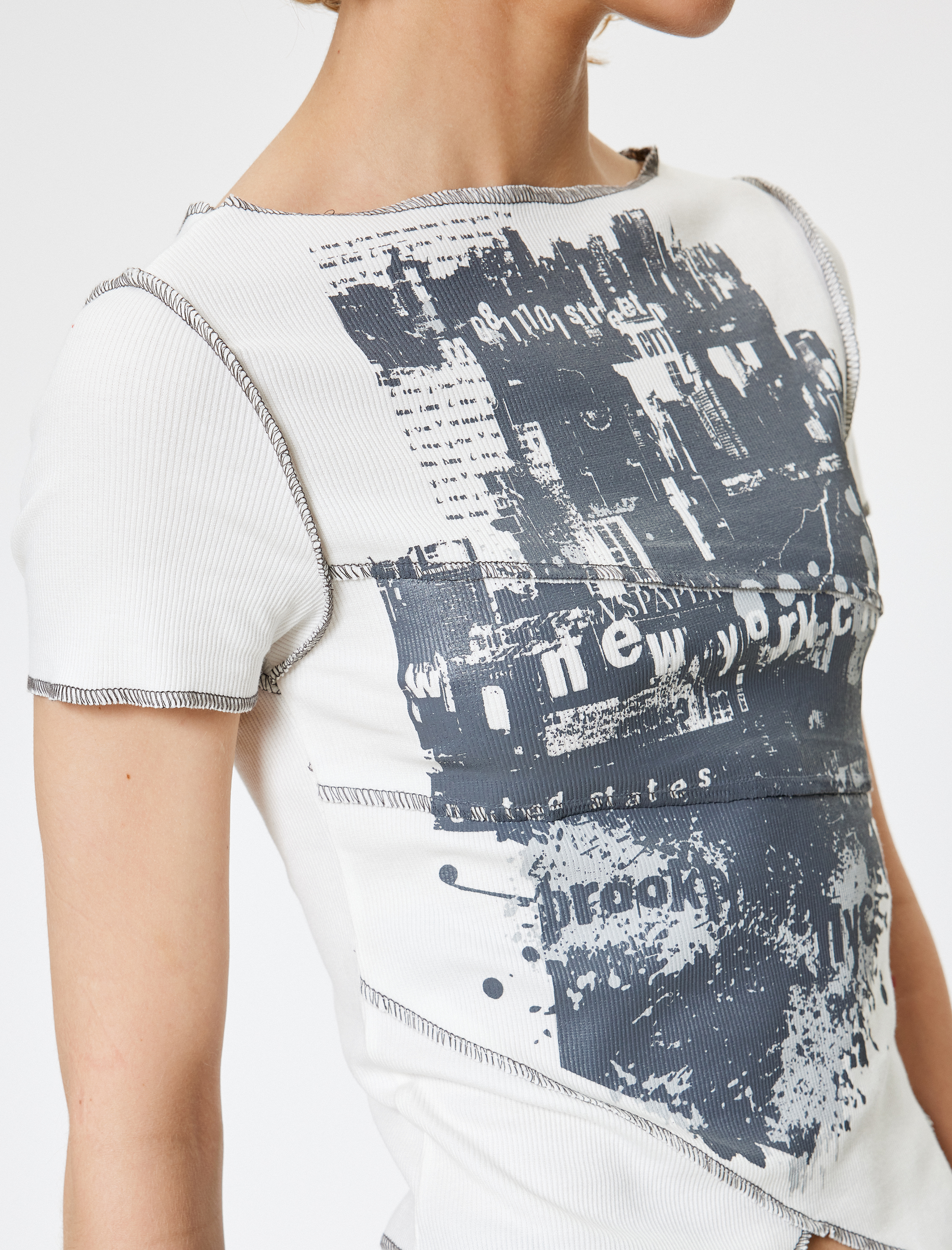   Baskılı Tişört Asimetrik Kesim Kaşkorse Bisiklet Yaka Kısa Kollu Slim Fit