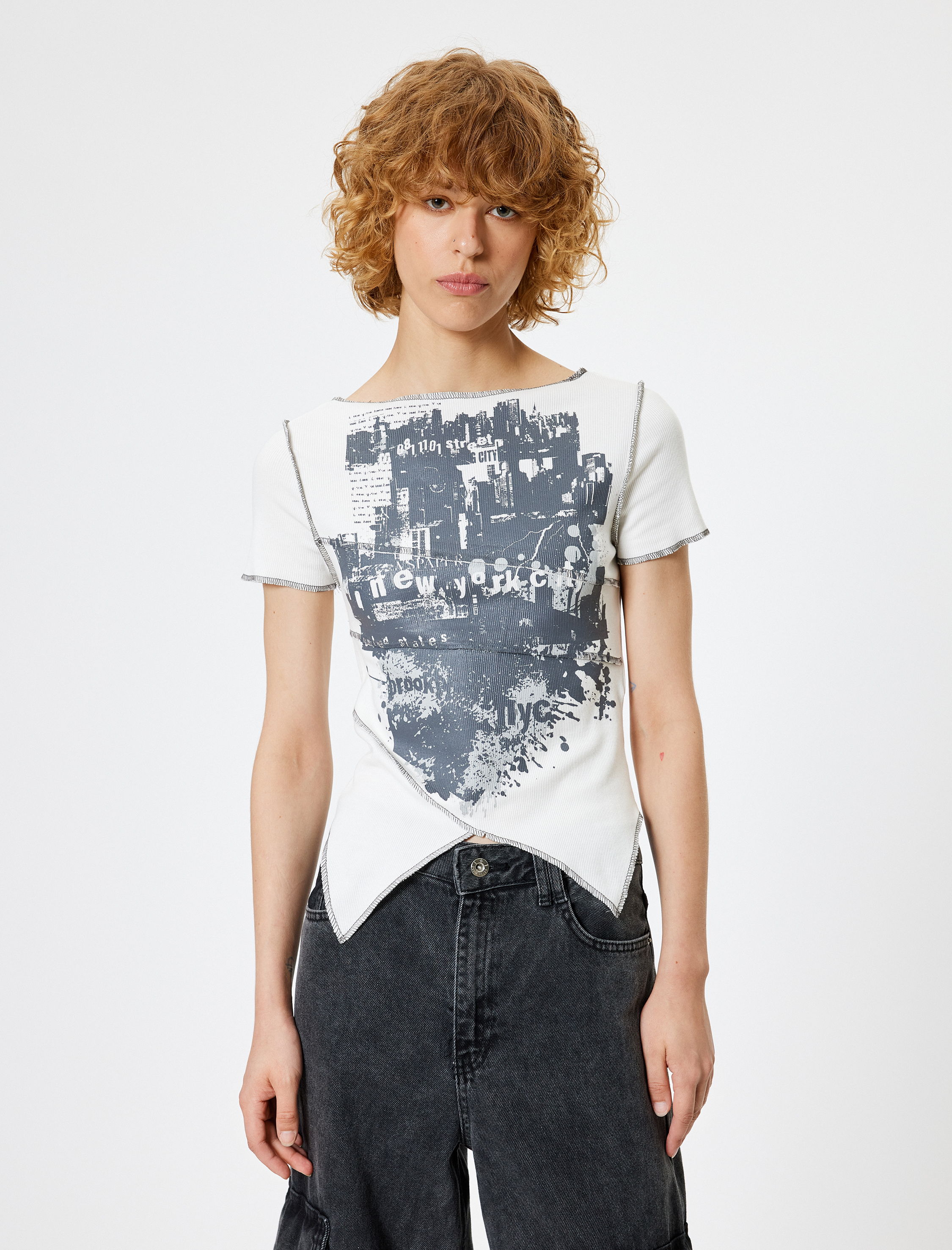   Baskılı Tişört Asimetrik Kesim Kaşkorse Bisiklet Yaka Kısa Kollu Slim Fit