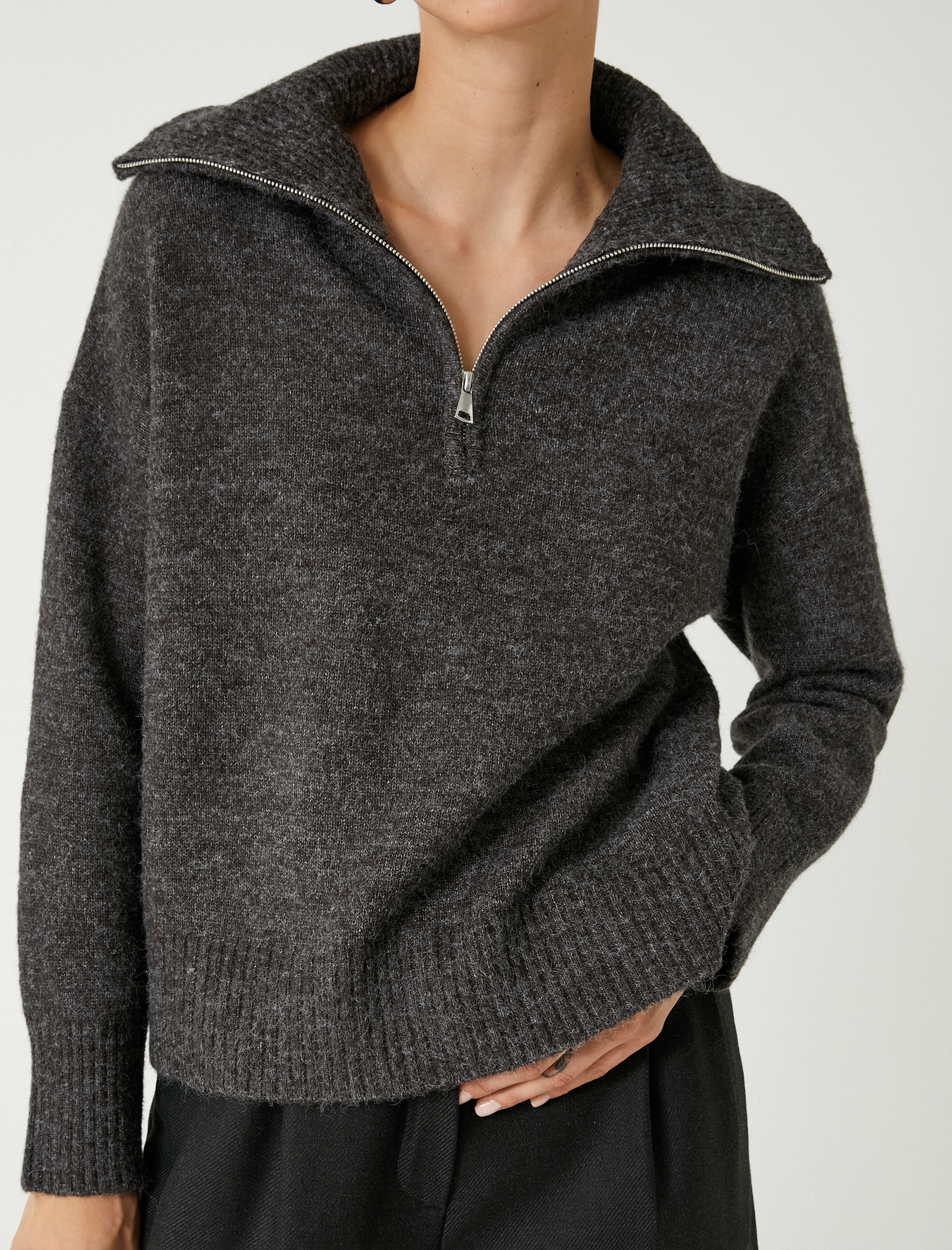   Uzun Kollu Dik Yaka Yarım Fermuarlı Triko Kazak