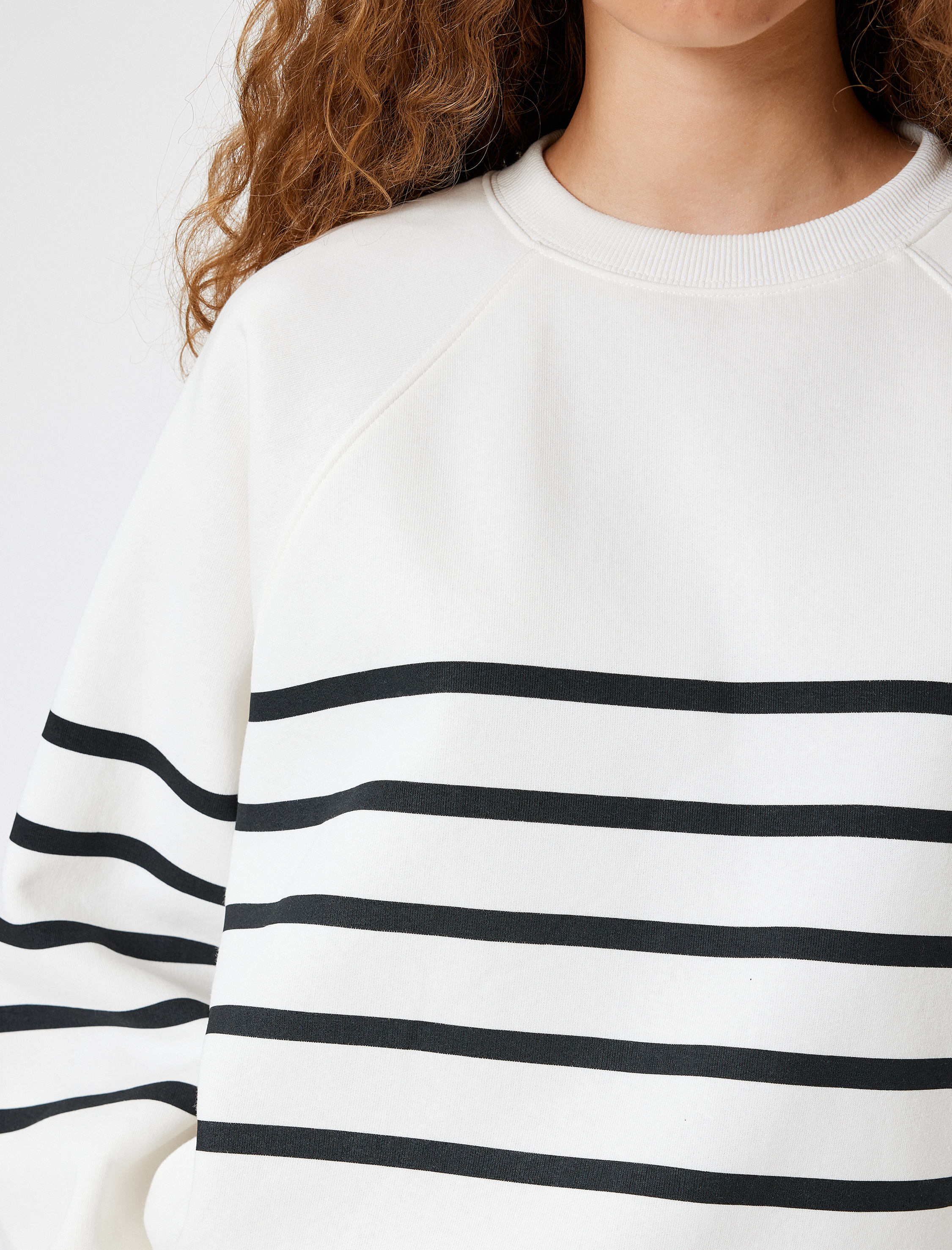   Oversize Sweatshirt Bisiklet Yaka Şerit Detaylı Uzun Kollu Şardonlu