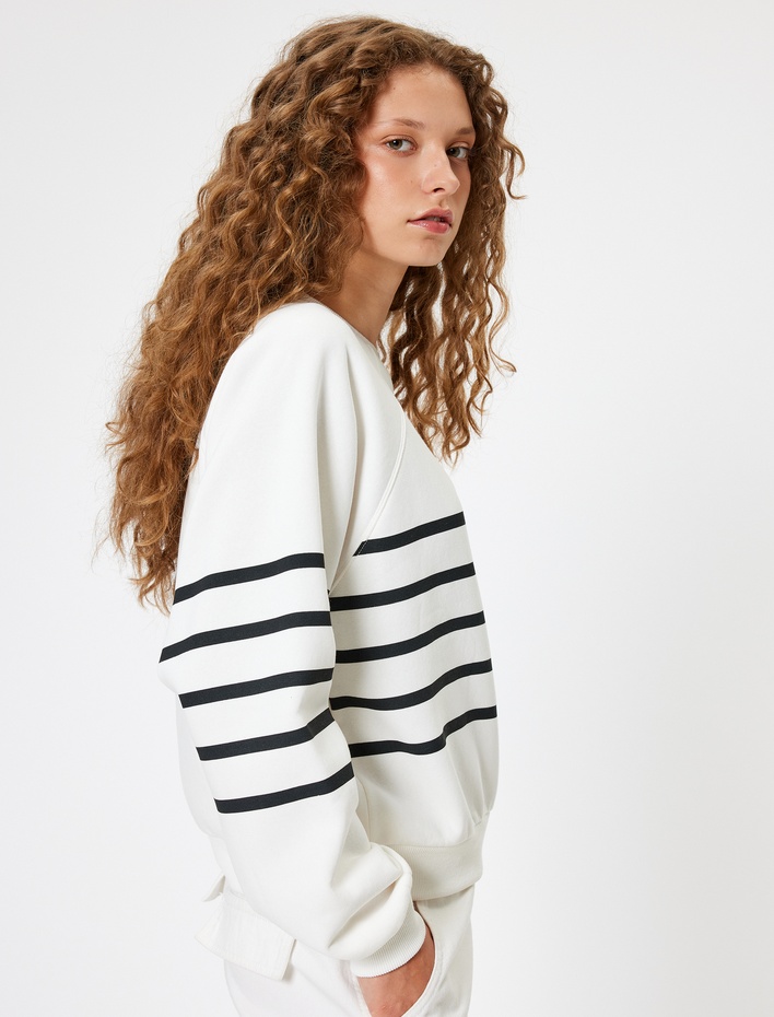  Oversize Sweatshirt Bisiklet Yaka Şerit Detaylı Uzun Kollu Şardonlu