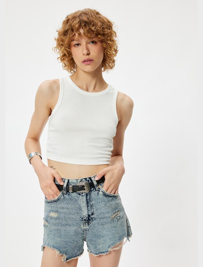  Mini Kot Şort Yıpratmalı Düğmeli Asimetrik Paça Rahat Kalıp