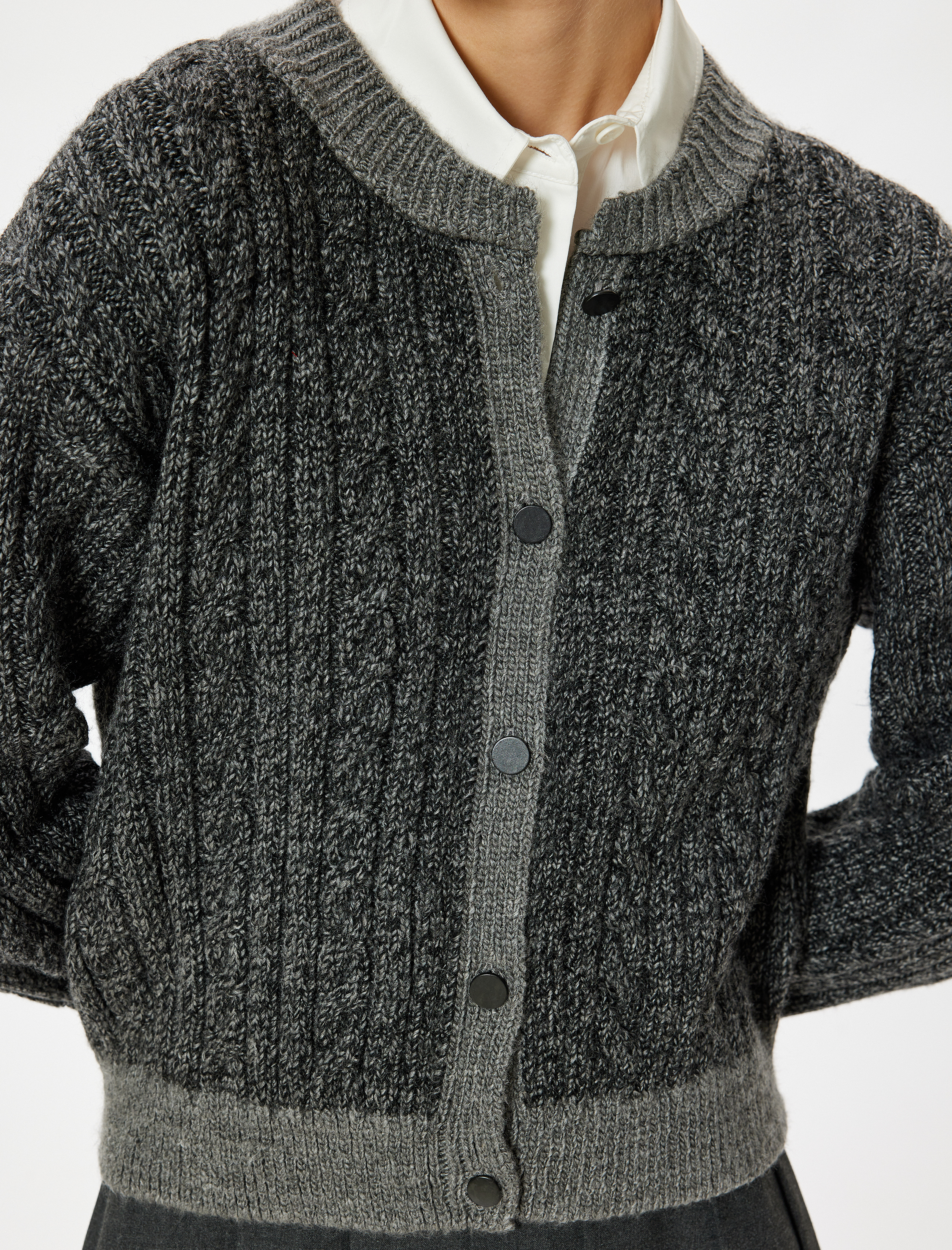   Saç Örgü Dokulu Düğmeli Uzun Kollu Triko Hırka