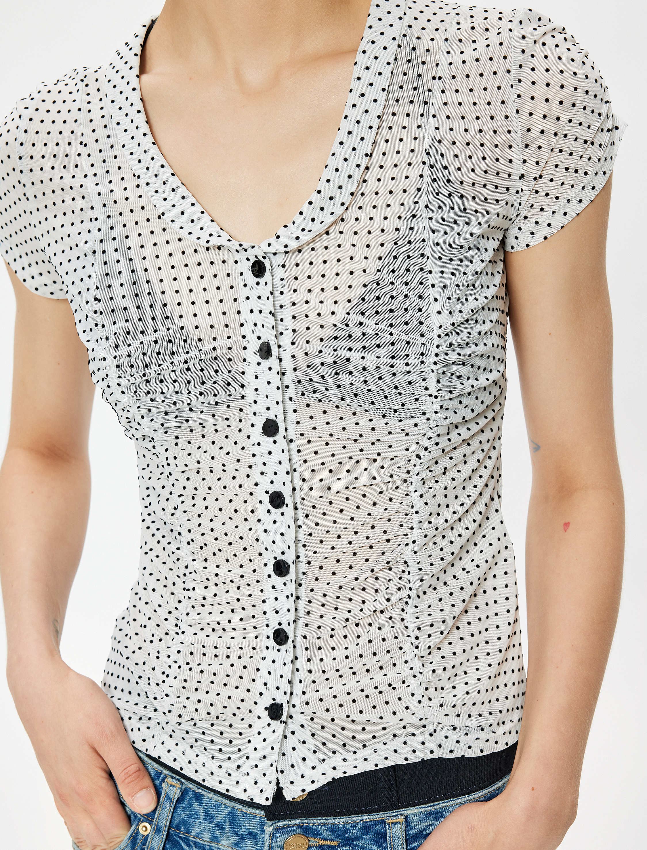   Puantiyeli Transparan Bebe Yaka Düğmeli Kısa Kollu Bluz