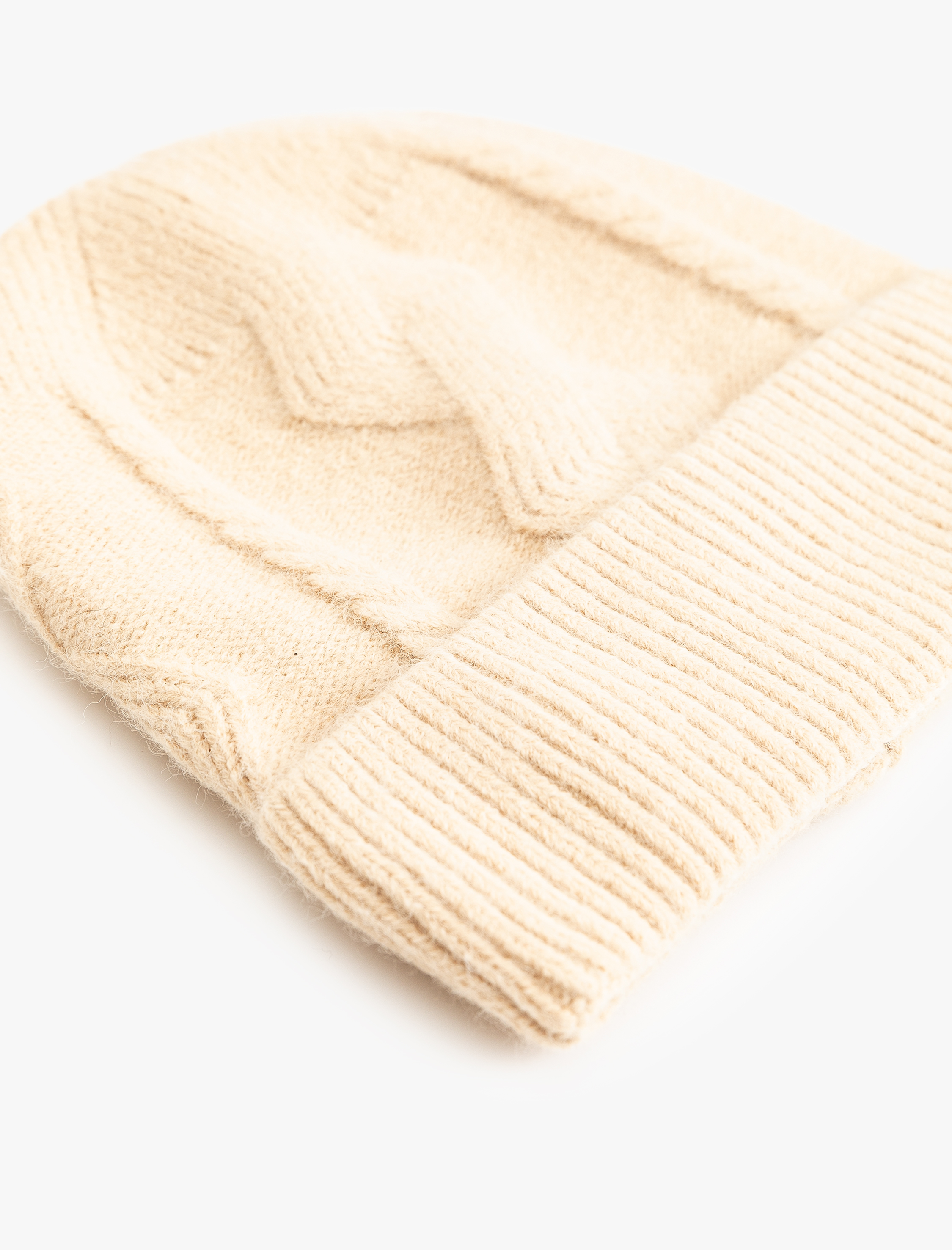  Kadın Örgü Bere Dokulu Katlama Detaylı