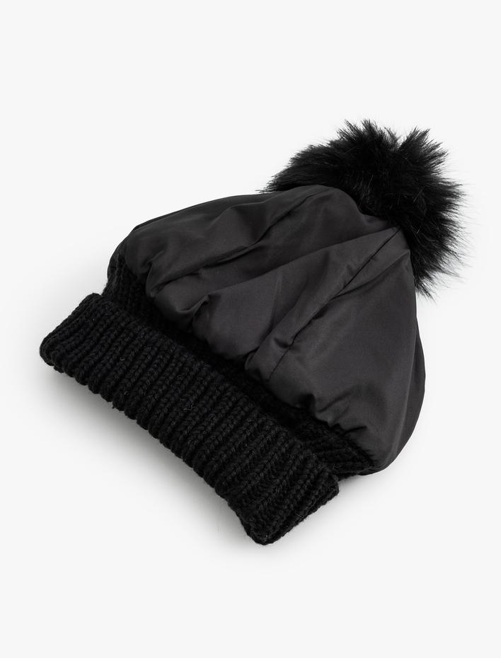 Kadın Bere Ponpon Detaylı Katlamalı