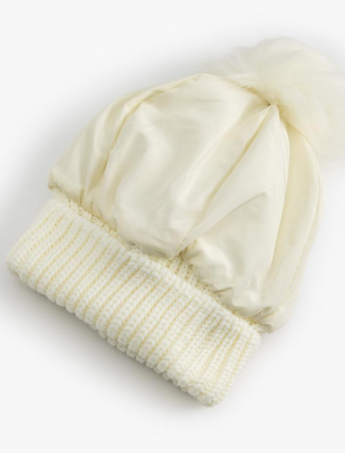 Kadın Bere Ponpon Detaylı Katlamalı