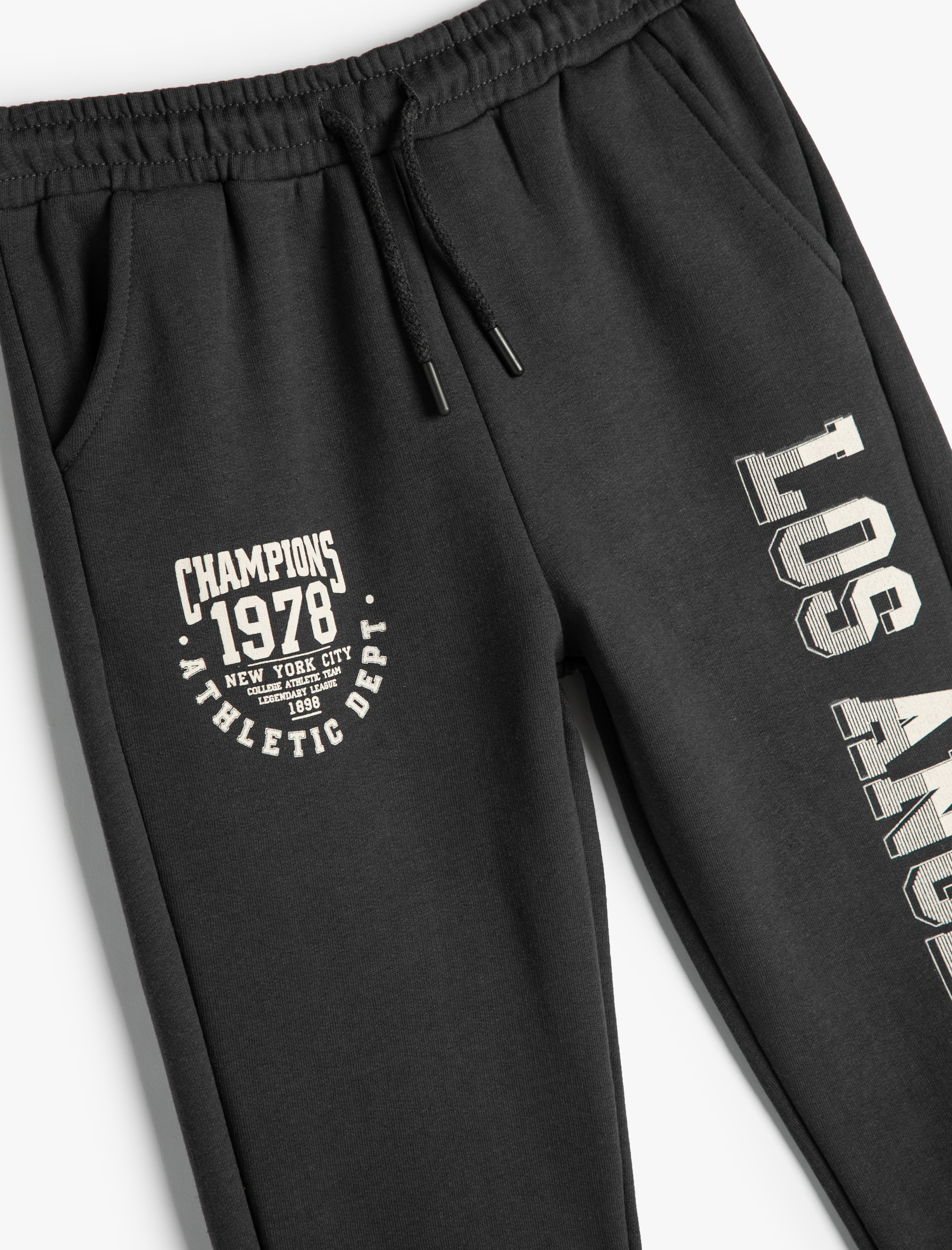  Erkek Çocuk Cep Detaylı Beli Bağlamalı Baskılı Şardonlu Jogger Eşofman Altı