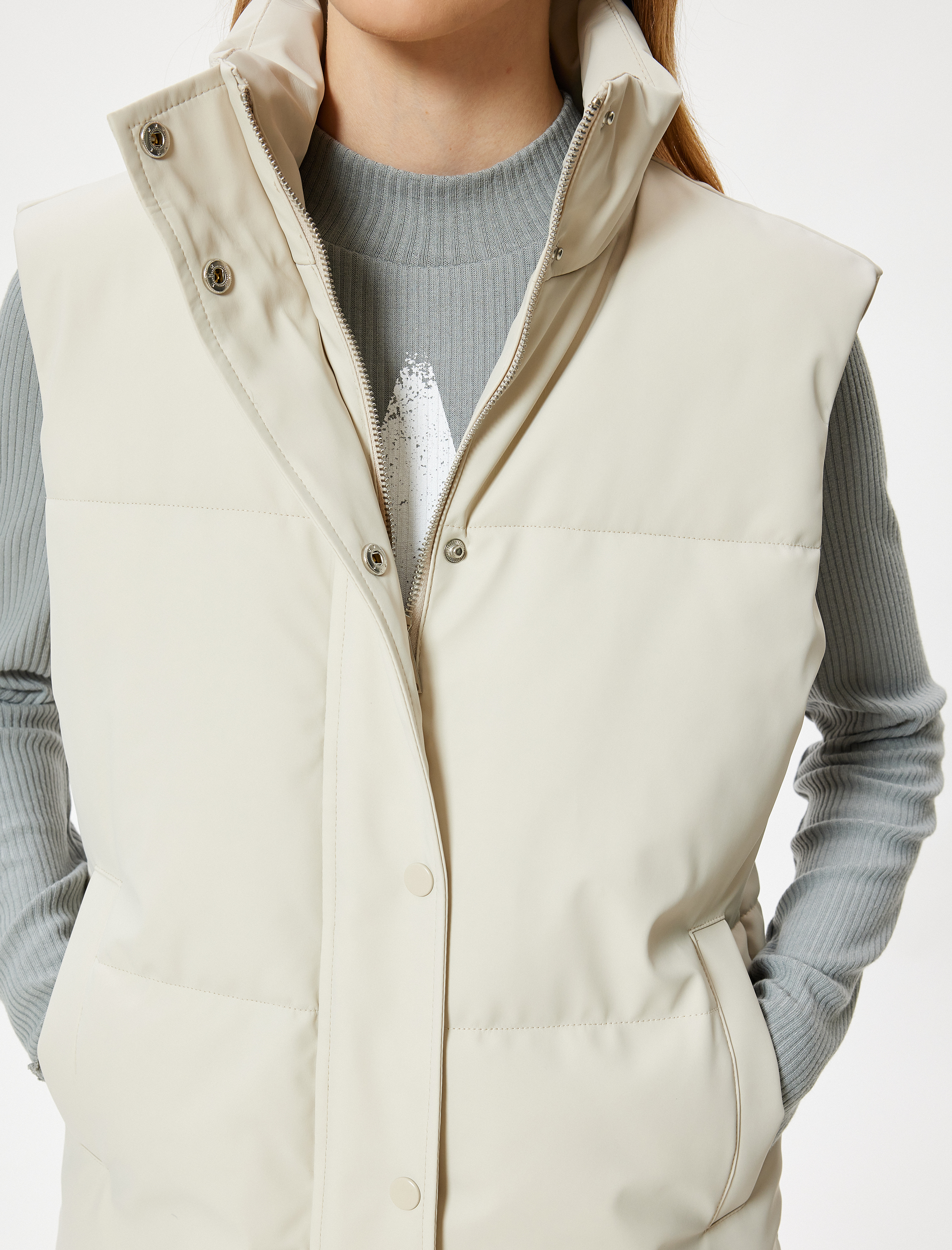 Fermuarlı Dik Yaka Düğmeli Cep Detaylı Kapitone Şişme Yelek