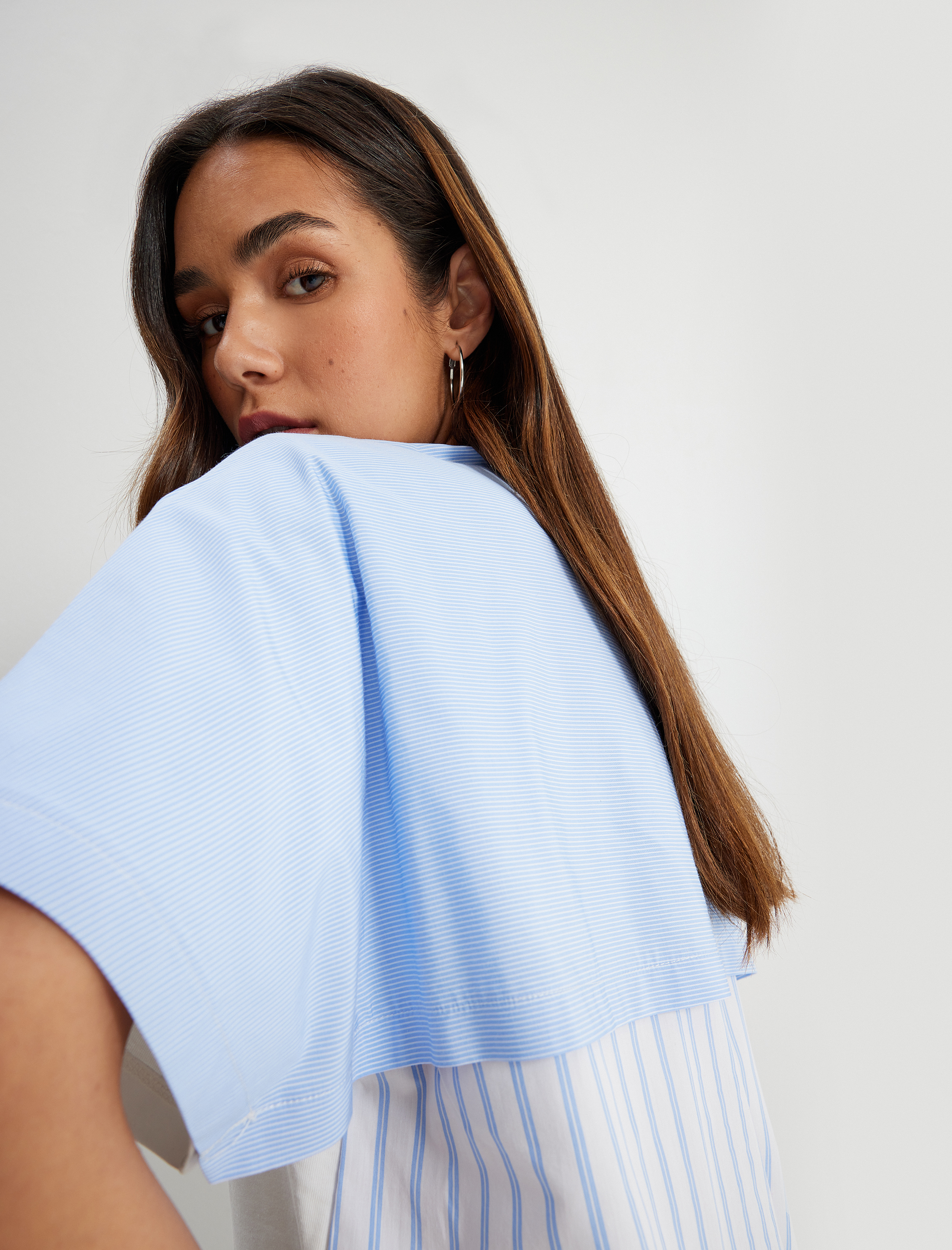   Kısa Kollu Tişört Bisiklet Yaka Sırtı Gömlek Görünümlü Pamuklu