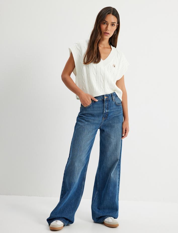  V Yaka Nakışlı Oversize Örgü Süveter