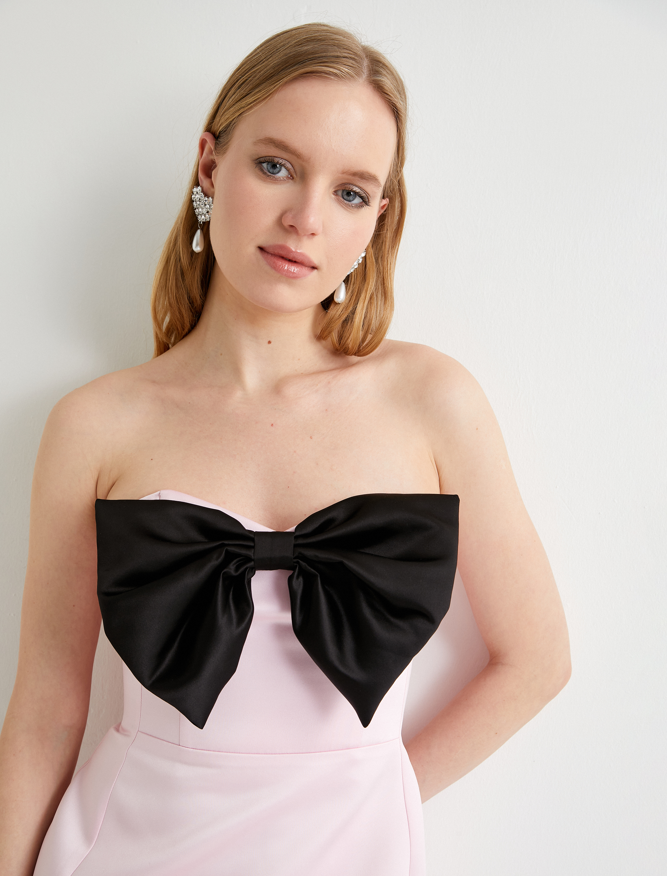   Straplez Saten Gece Elbisesi Fiyonk Detaylı Mini Boy Slim Fit