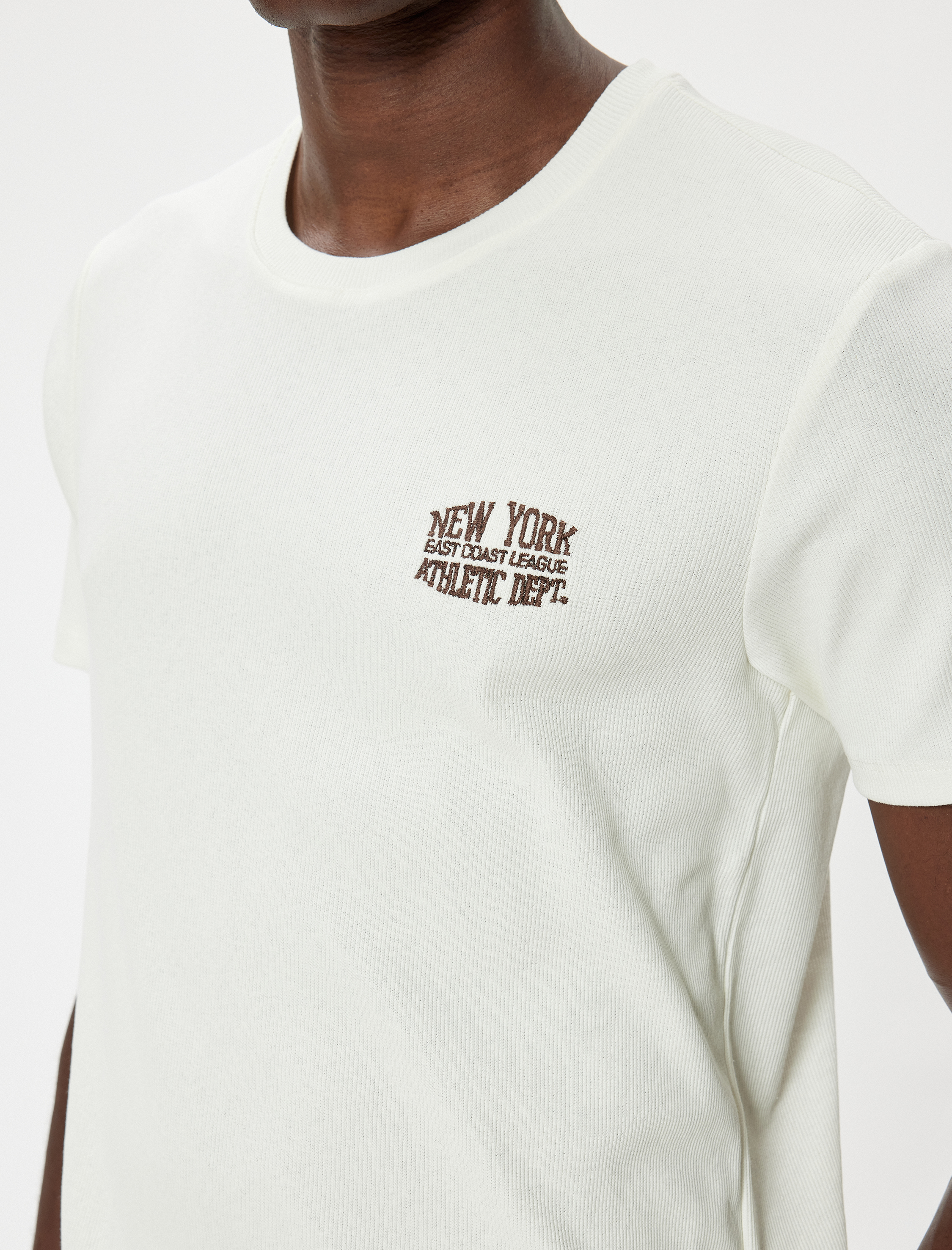   İşlemeli Kısa Kollu Bisiklet Yaka Kaşkorse Pamuklu Slim Fit Tişört