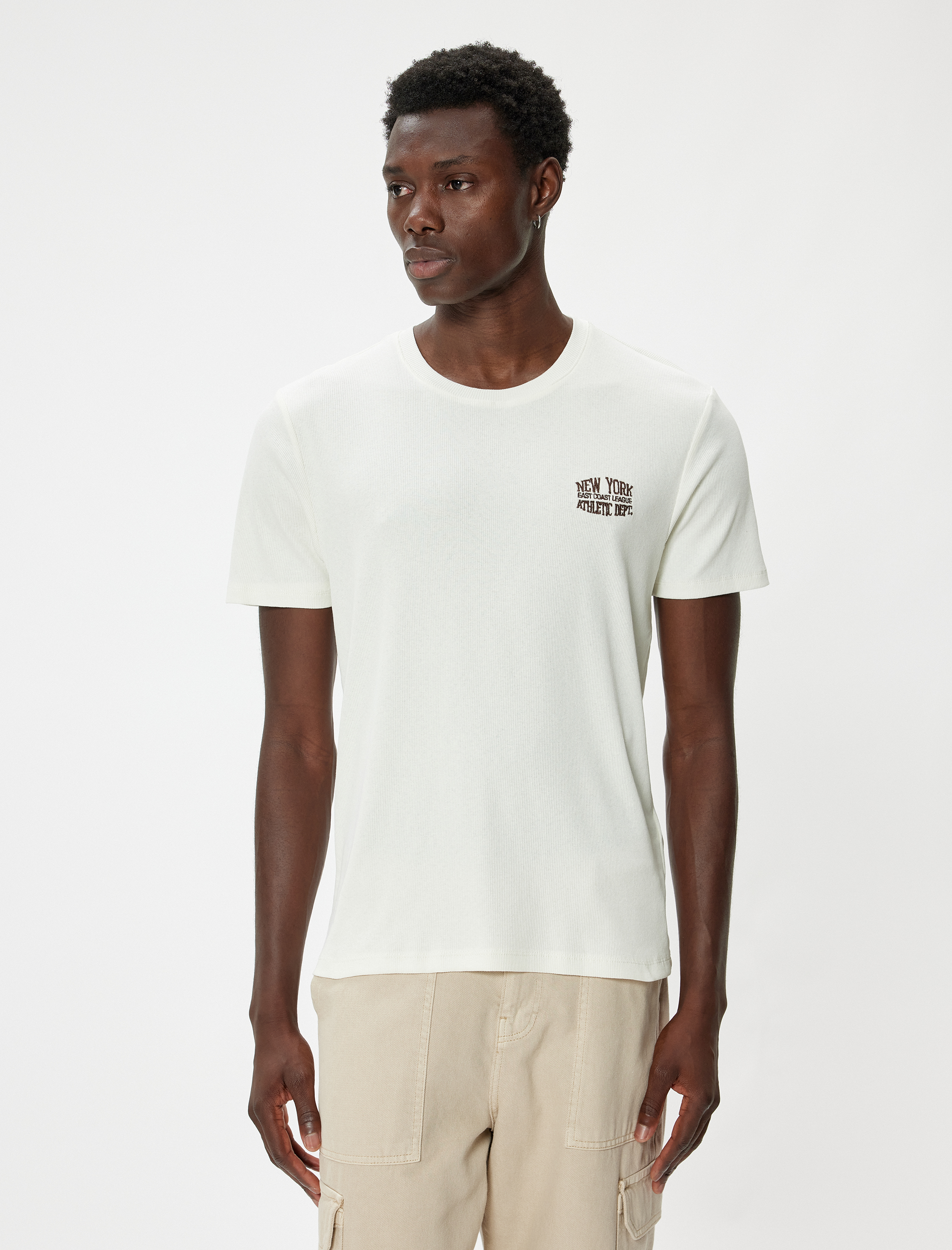   İşlemeli Kısa Kollu Bisiklet Yaka Kaşkorse Pamuklu Slim Fit Tişört