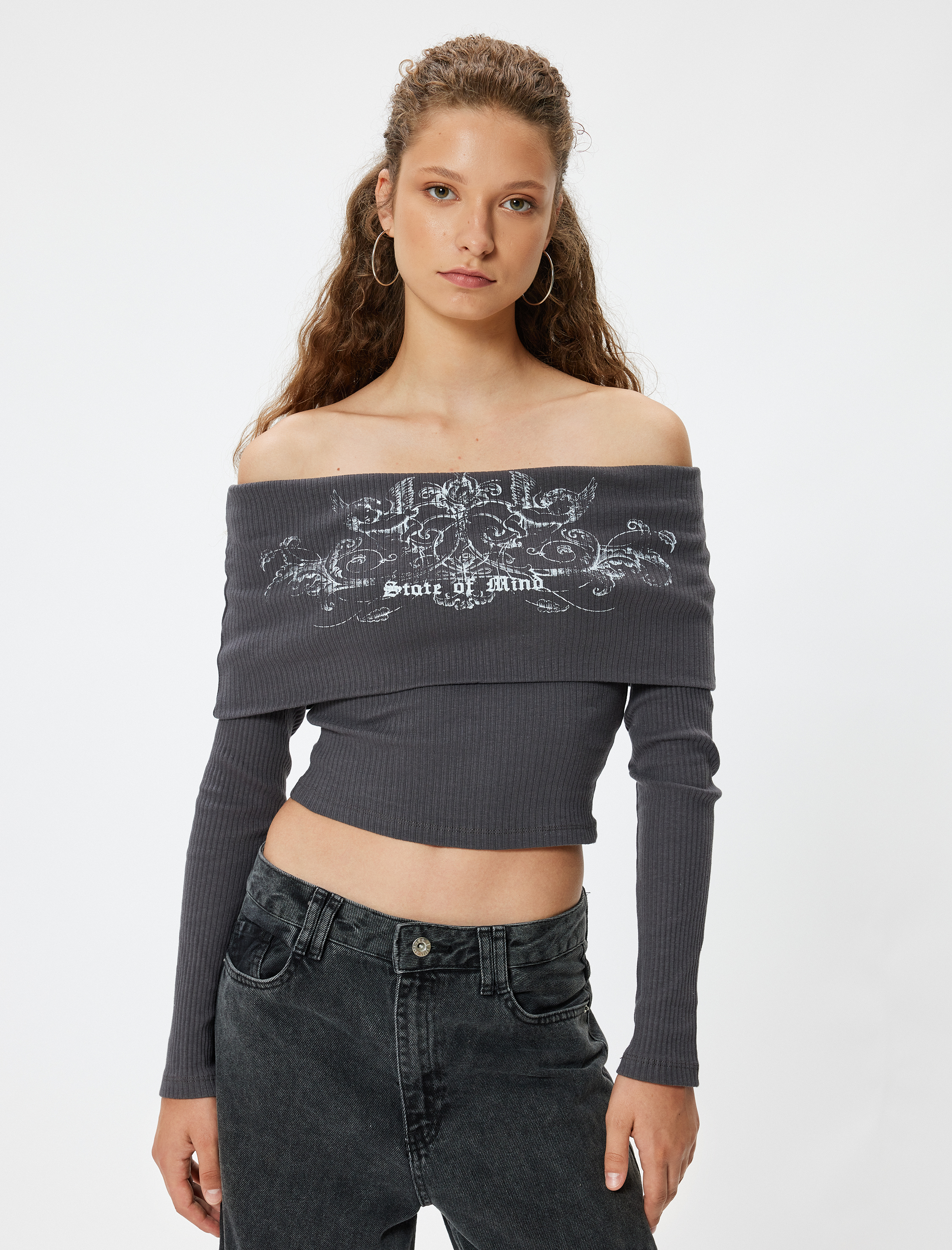   Madonna Yaka Omzu Açık Kaşkorse Baskılı Uzun Kollu Tişört