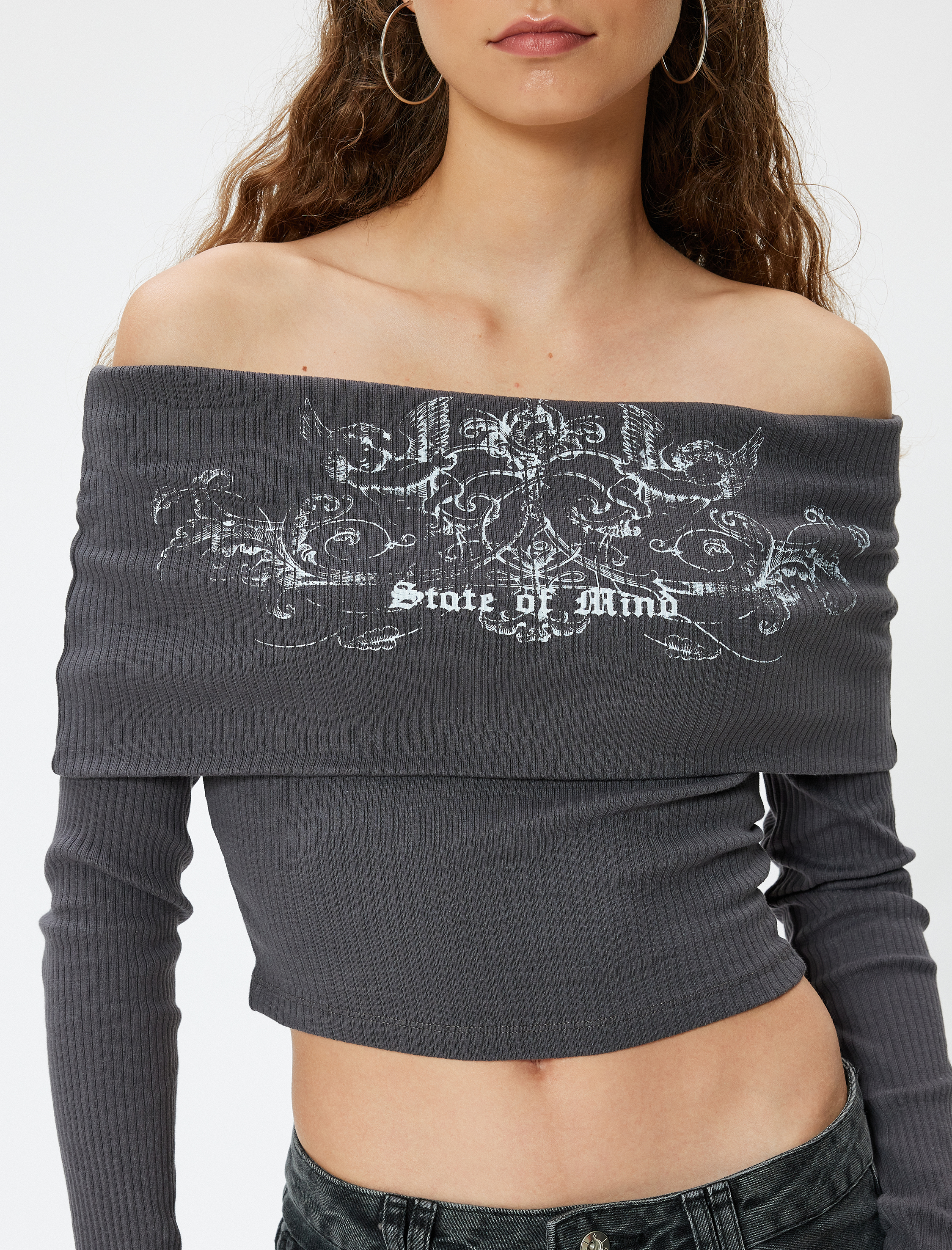   Madonna Yaka Omzu Açık Kaşkorse Baskılı Uzun Kollu Tişört