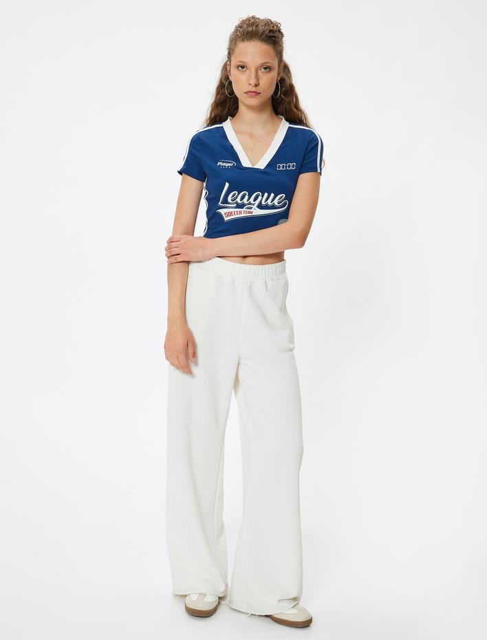  Crop Tişört V Yaka Kolej Baskılı Biyeli Kısa Kollu Slim Fit