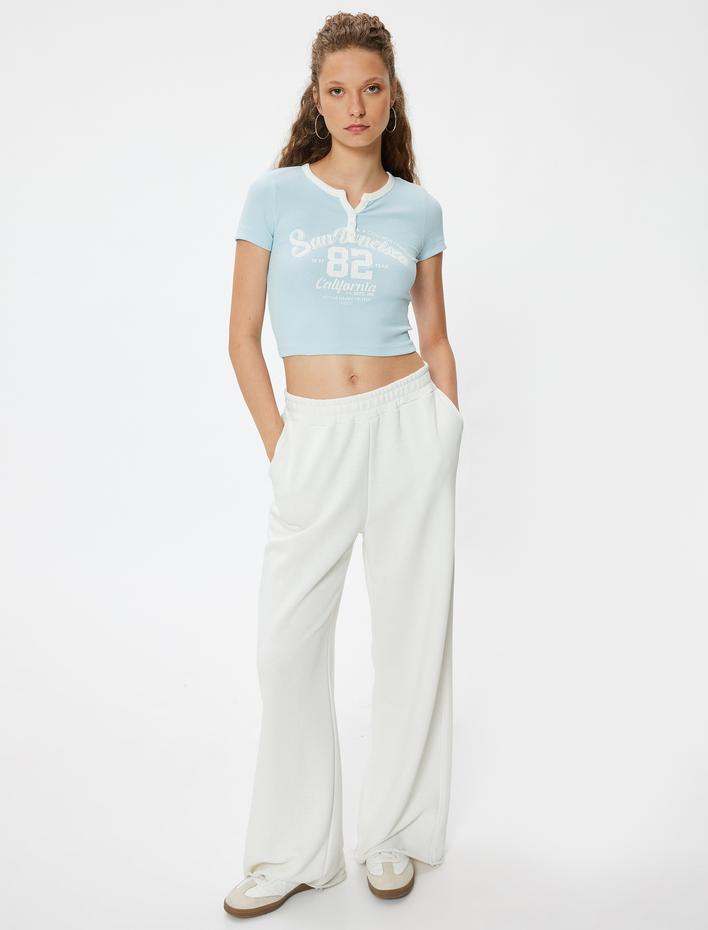  Crop Tişört V Yaka Düğmeli Kolej Baskılı Kısa Kollu Slim Fit
