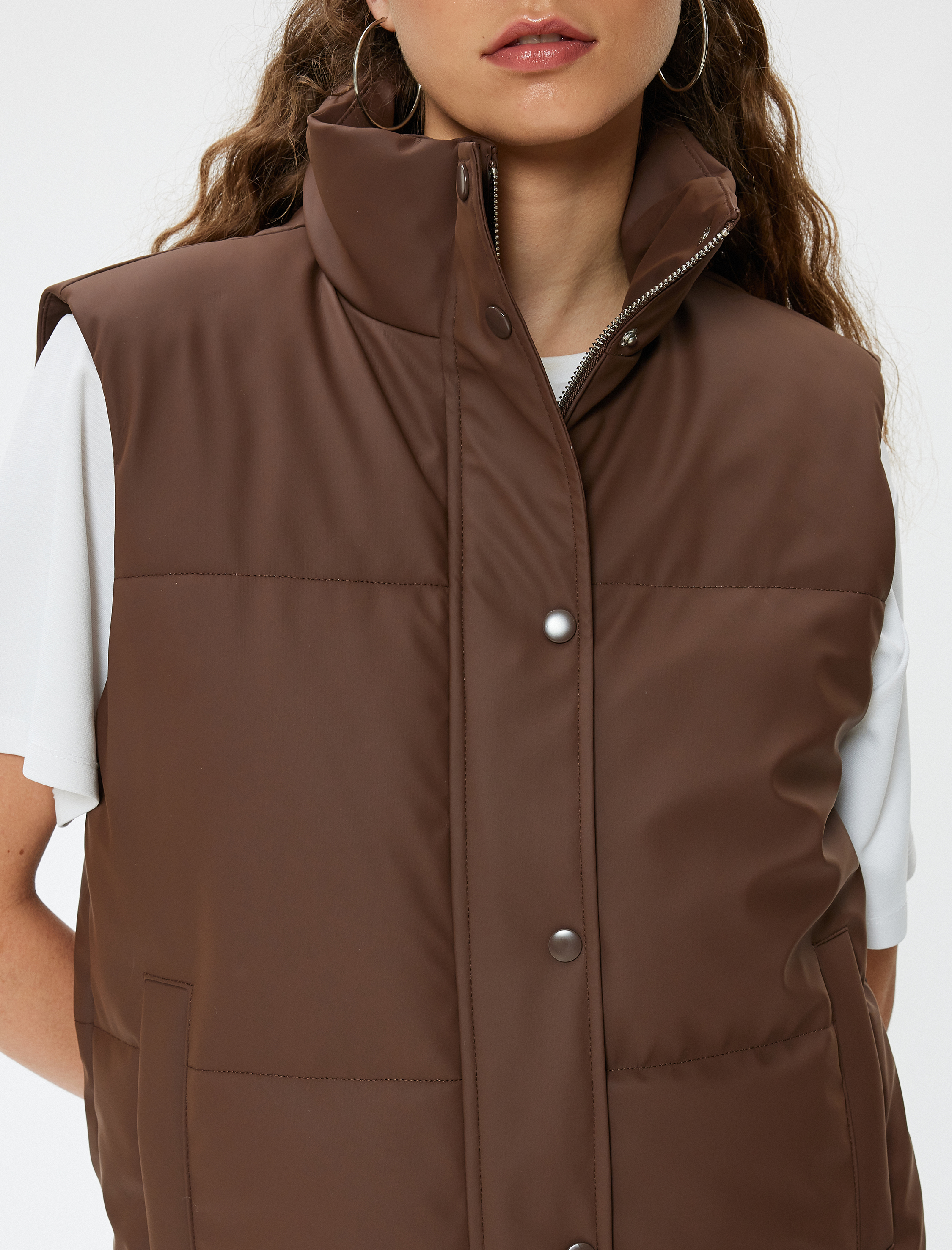 Fermuarlı Dik Yaka Düğmeli Cep Detaylı Kapitone Şişme Yelek