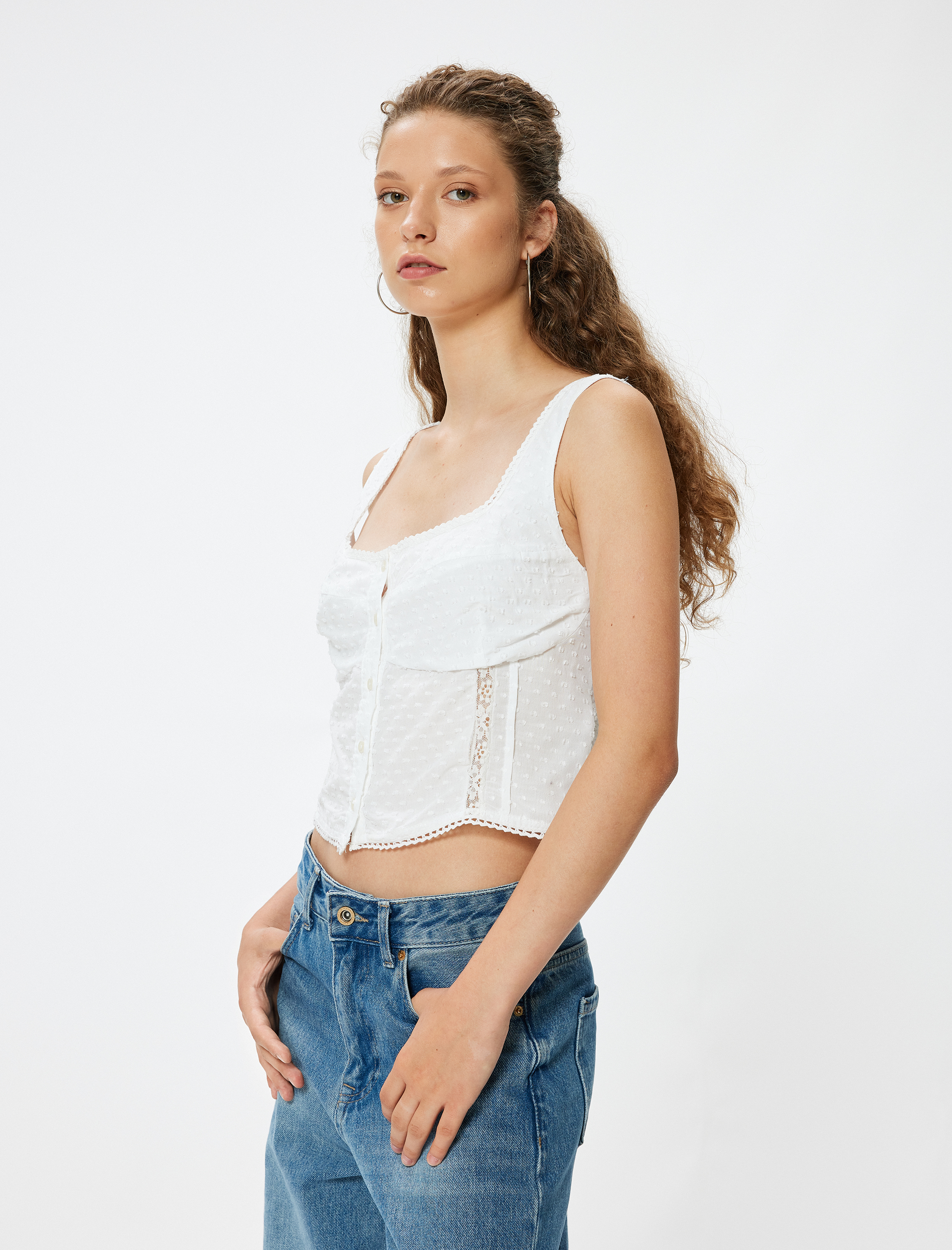 Crop Üst Kolsuz Dokulu Düğmeli Dantel Detaylı Slim Fit