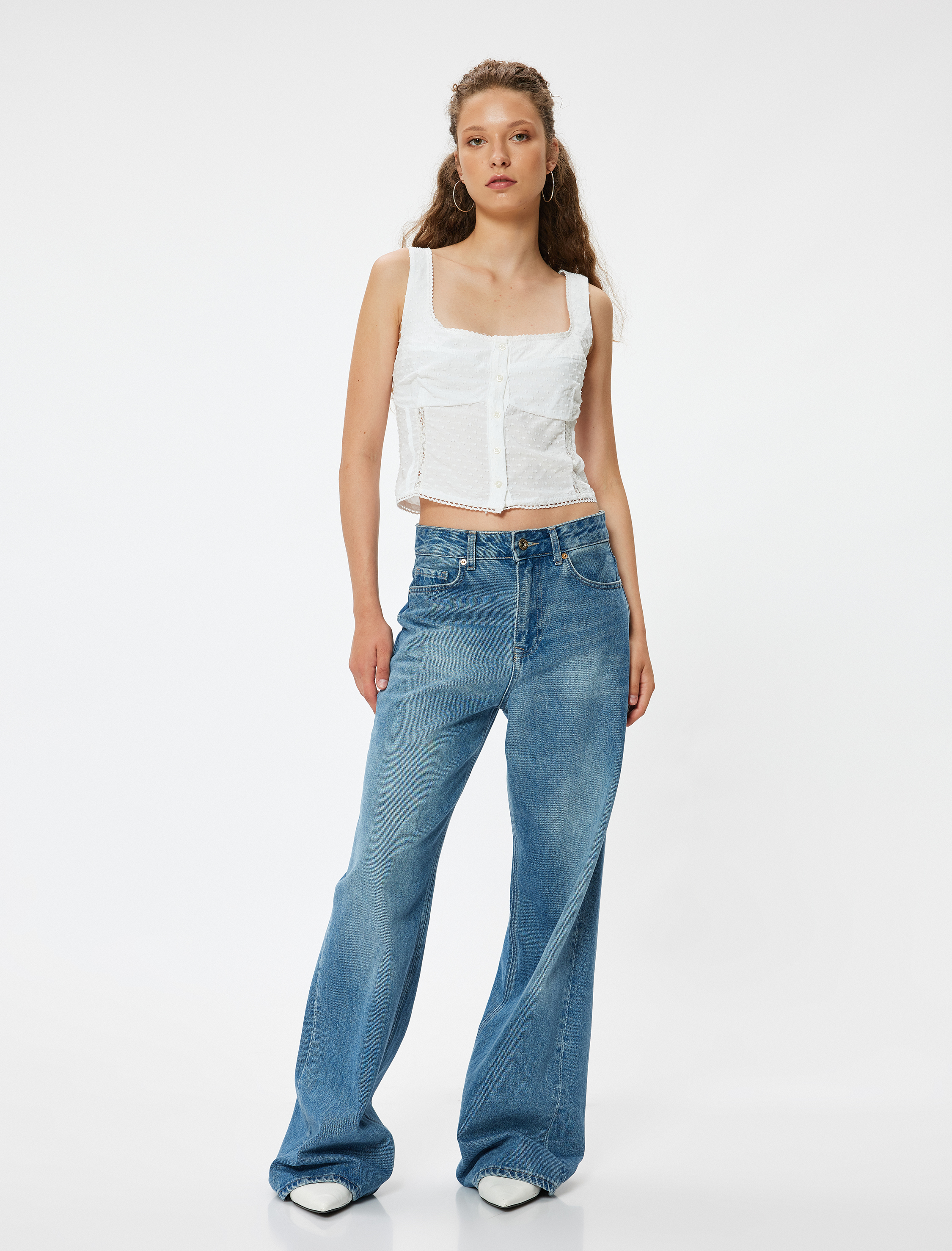 Crop Üst Kolsuz Dokulu Düğmeli Dantel Detaylı Slim Fit