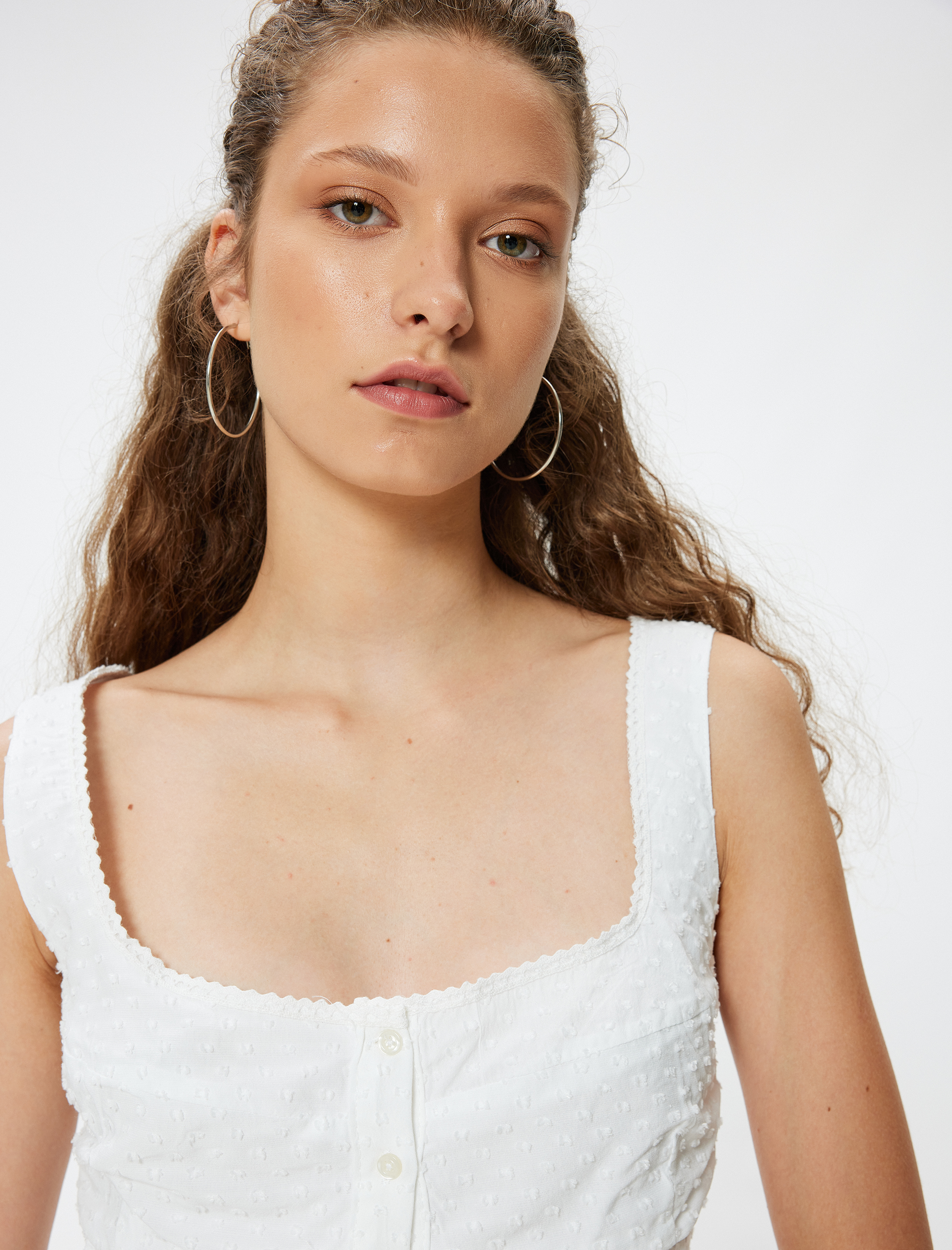 Koton Kadın Crop Üst Kolsuz Dokulu Düğmeli Dantel Detaylı Slim Fit -1