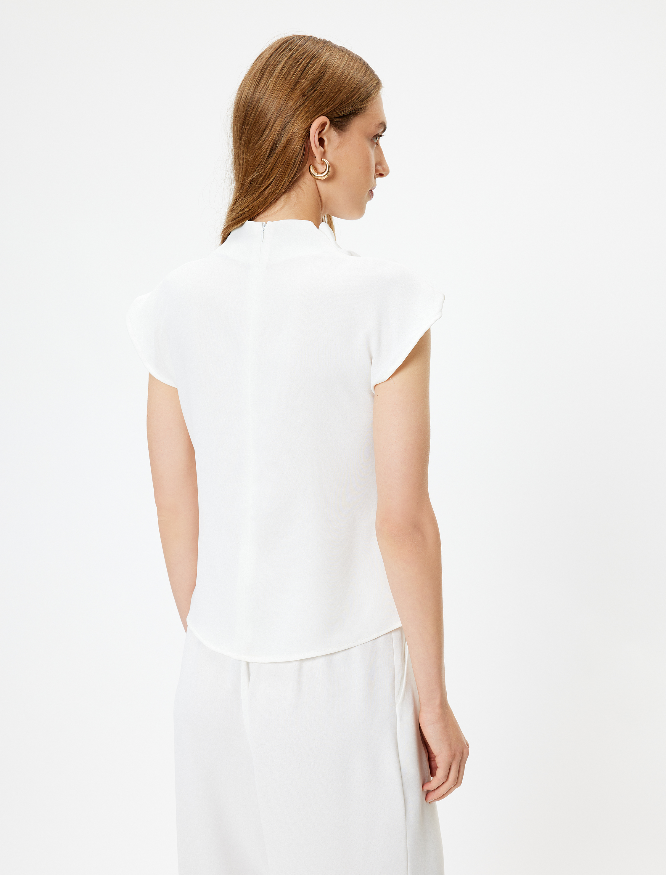   Dik Yaka Asimetrik Düğüm Detaylı Kolsuz Bluz