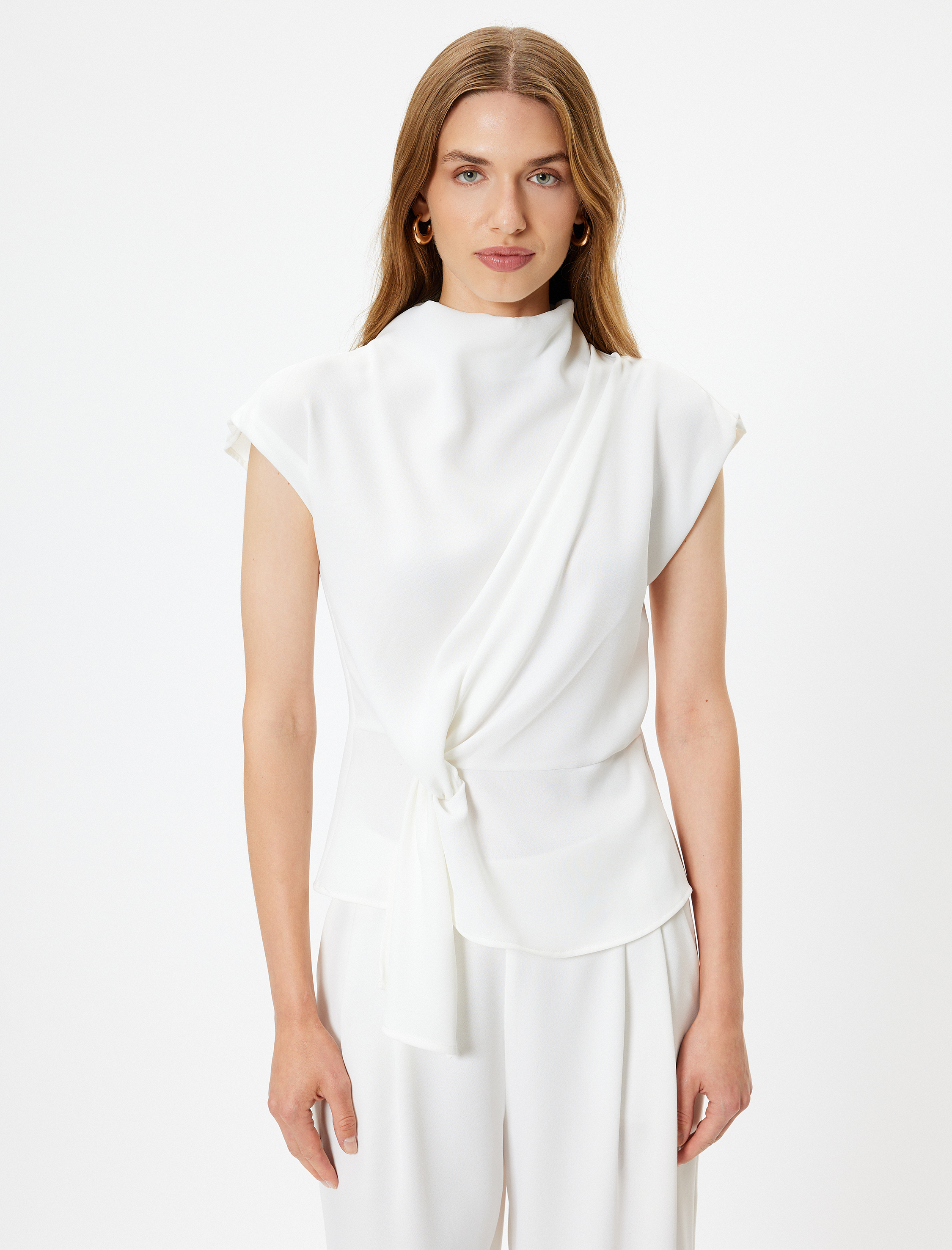   Dik Yaka Asimetrik Düğüm Detaylı Kolsuz Bluz