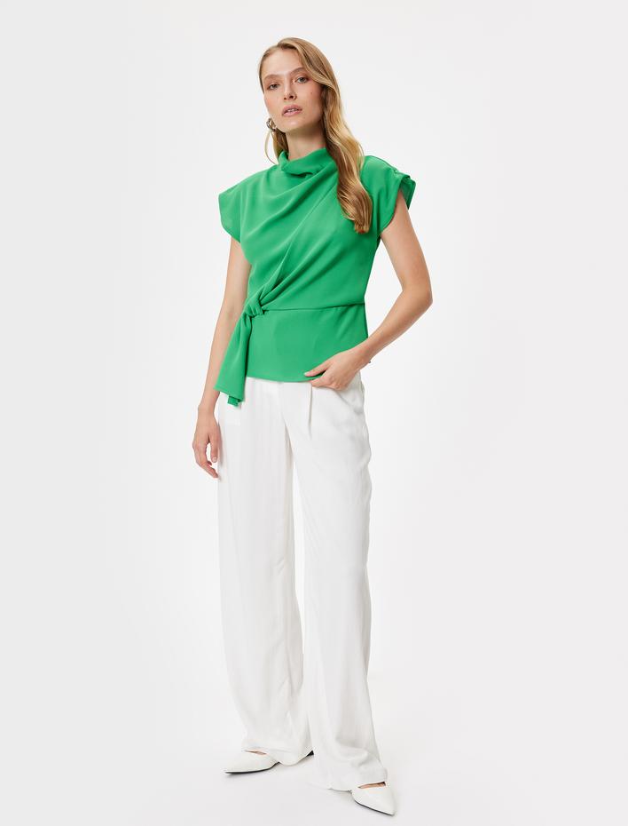  Dik Yaka Asimetrik Düğüm Detaylı Kolsuz Bluz