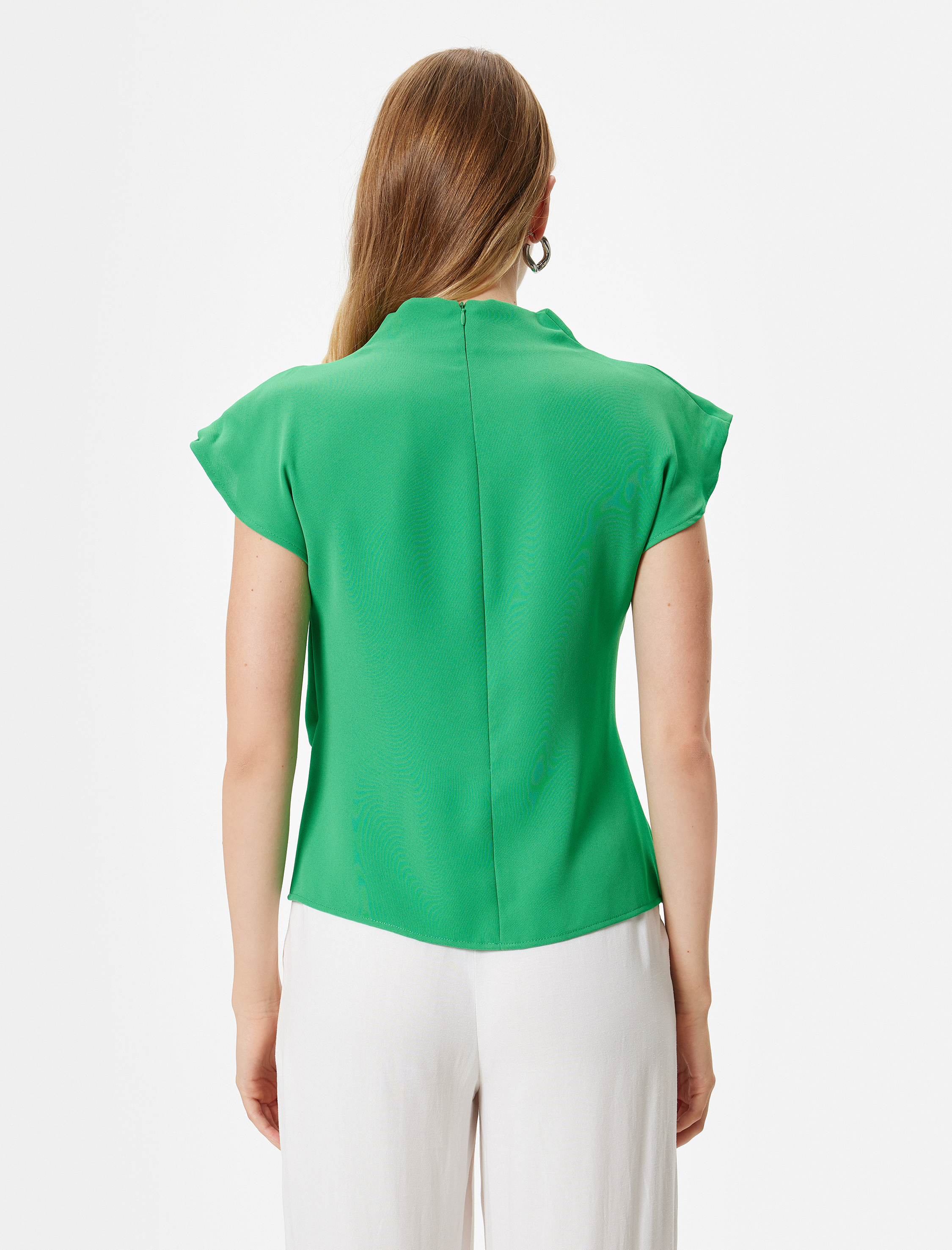   Dik Yaka Asimetrik Düğüm Detaylı Kolsuz Bluz