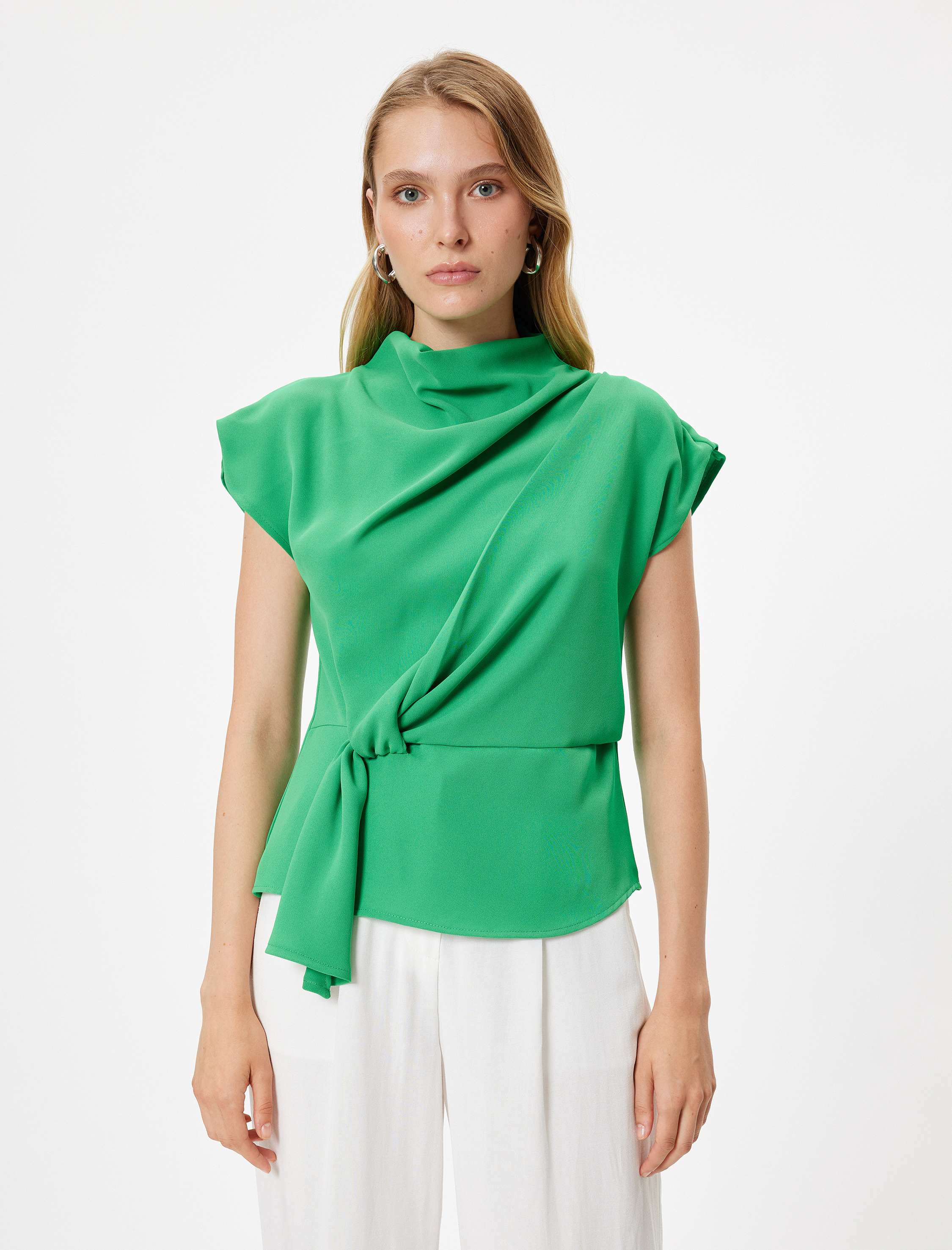   Dik Yaka Asimetrik Düğüm Detaylı Kolsuz Bluz