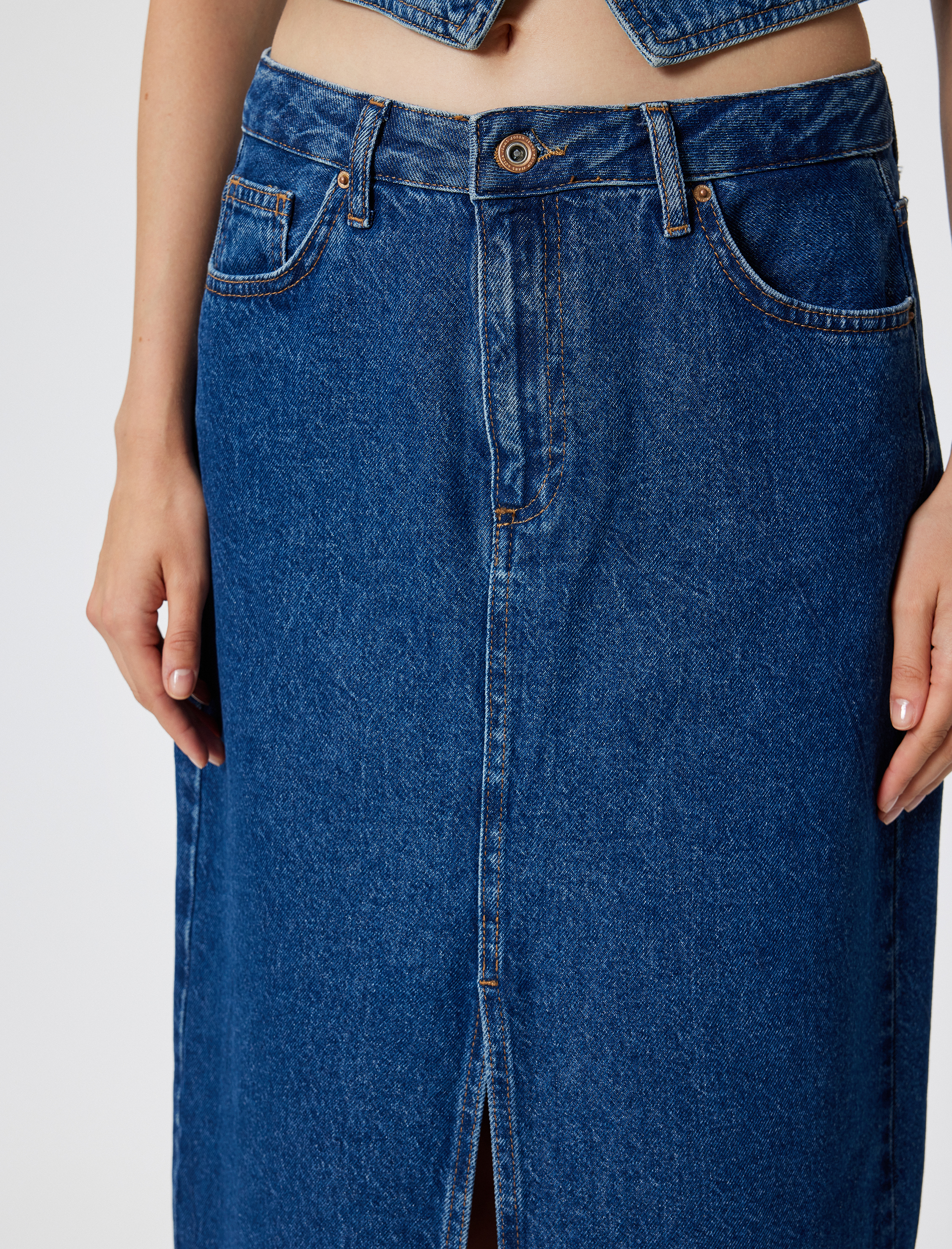   Yüksek Bel Düğmeli Yırtmaç Detaylı Midi Kot Etek