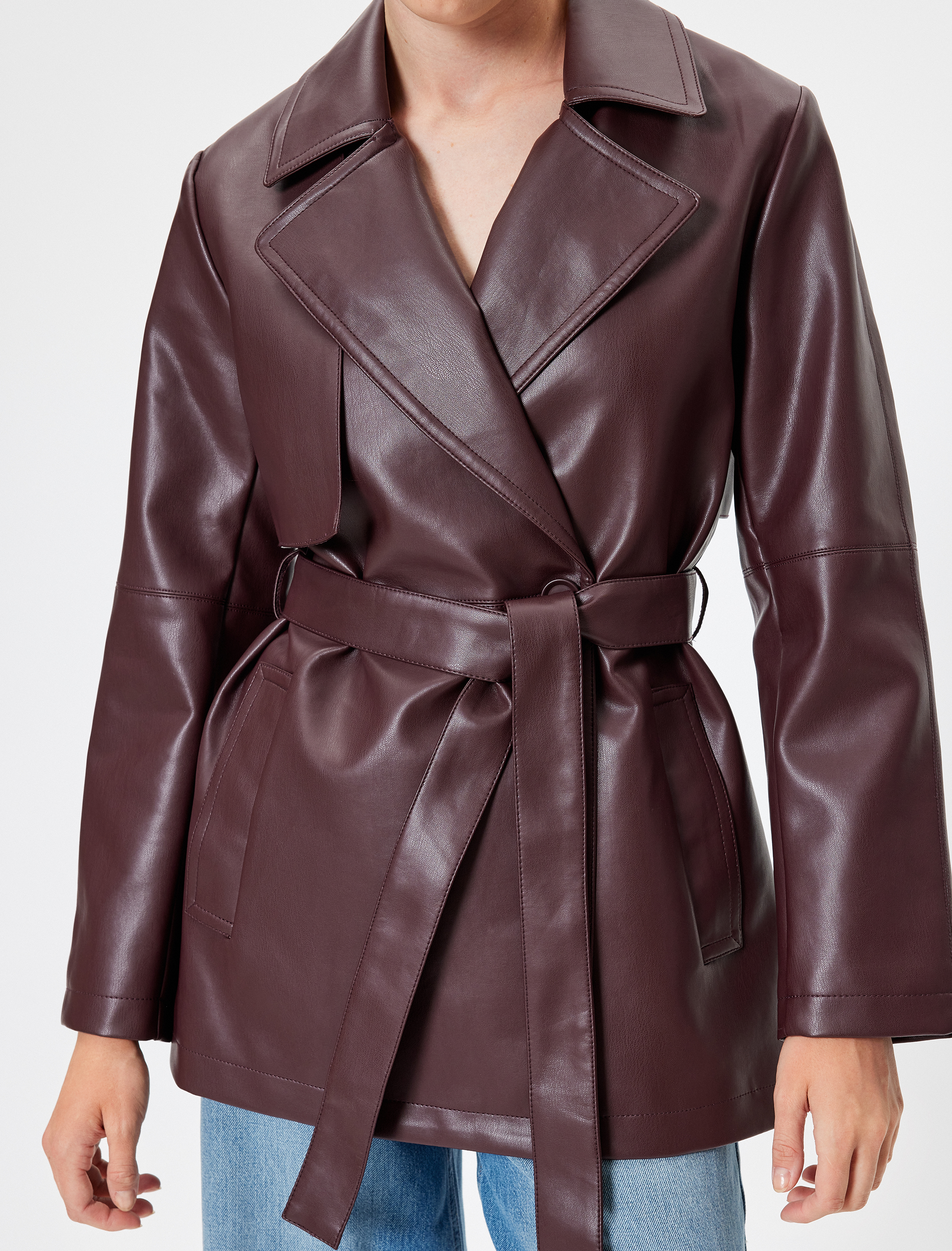   Uzun Kollu Rüzgar Kapak Detaylı Kruvaze Kemerli Cepli Suni Deri Trençkot