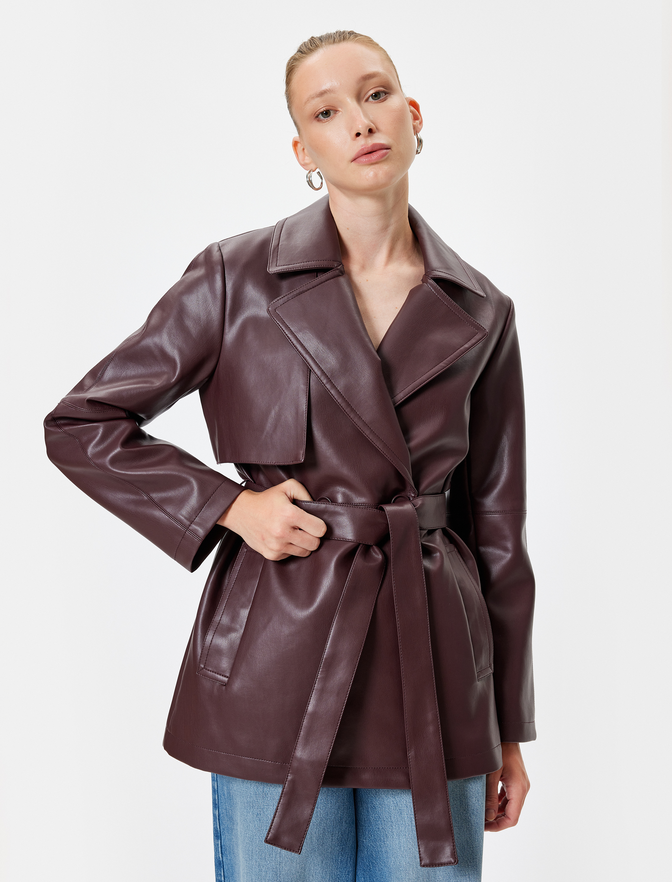   Uzun Kollu Rüzgar Kapak Detaylı Kruvaze Kemerli Cepli Suni Deri Trençkot