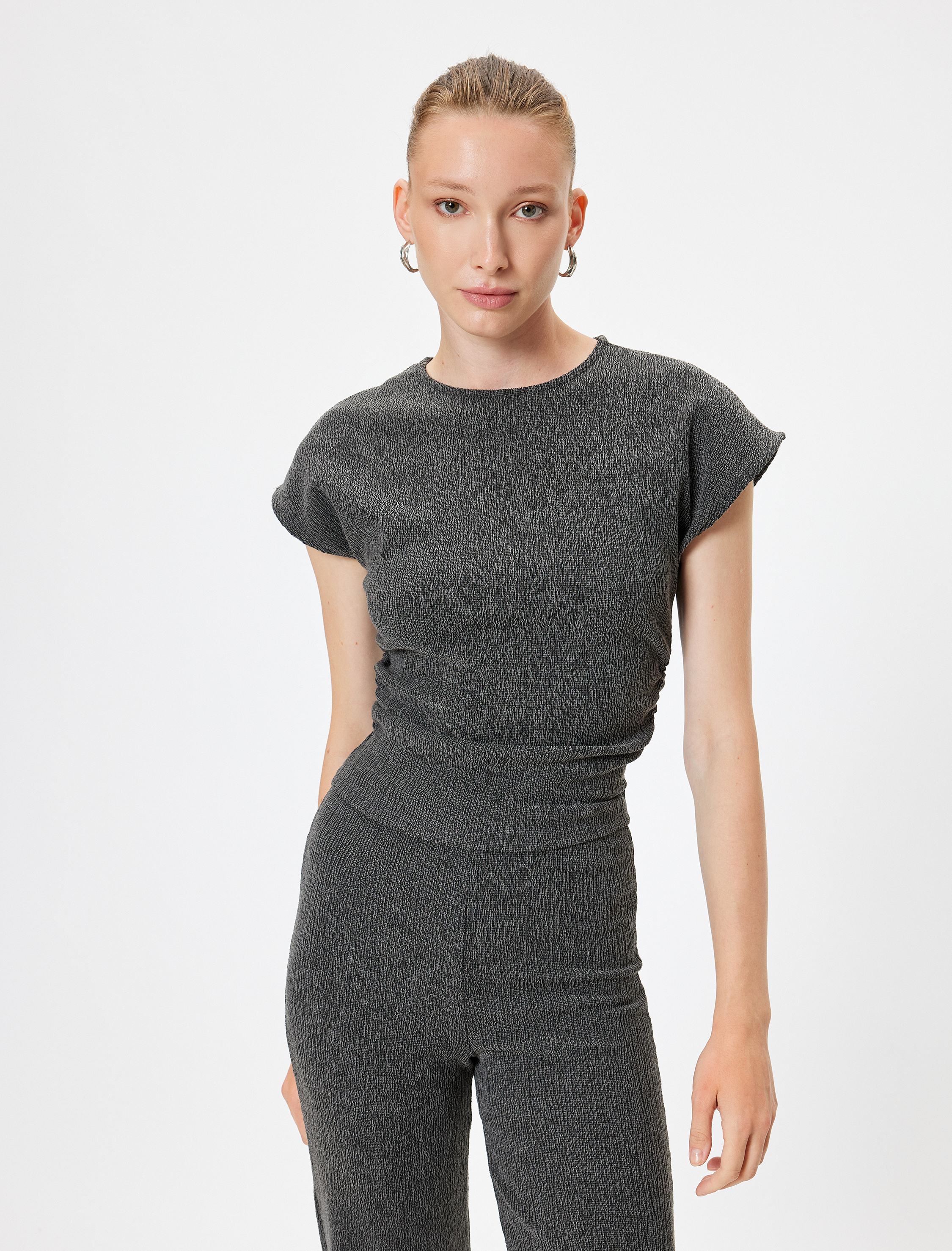   Bisiklet Yaka Slim Fit Dokulu Kap Kol Tişört