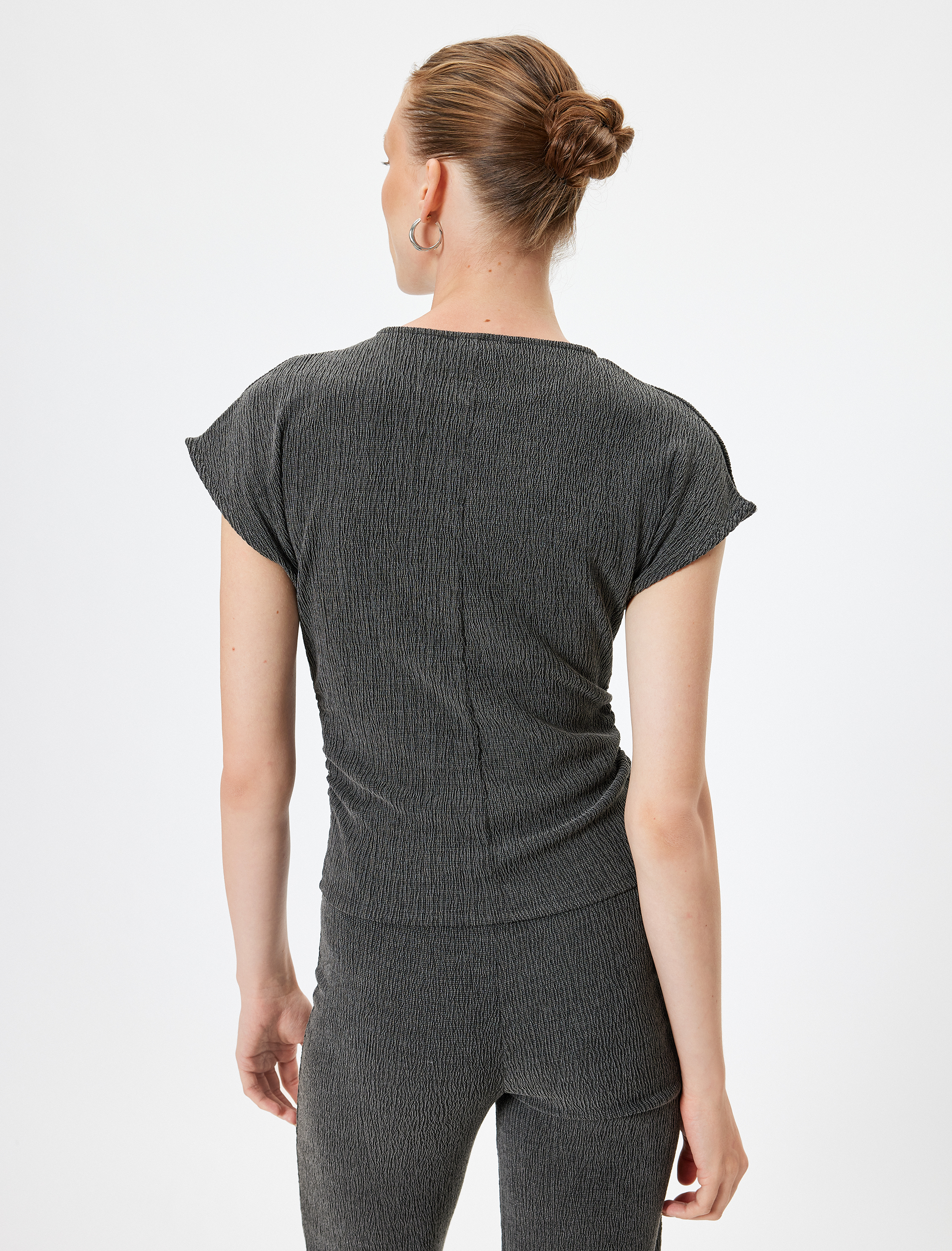   Bisiklet Yaka Slim Fit Dokulu Kap Kol Tişört