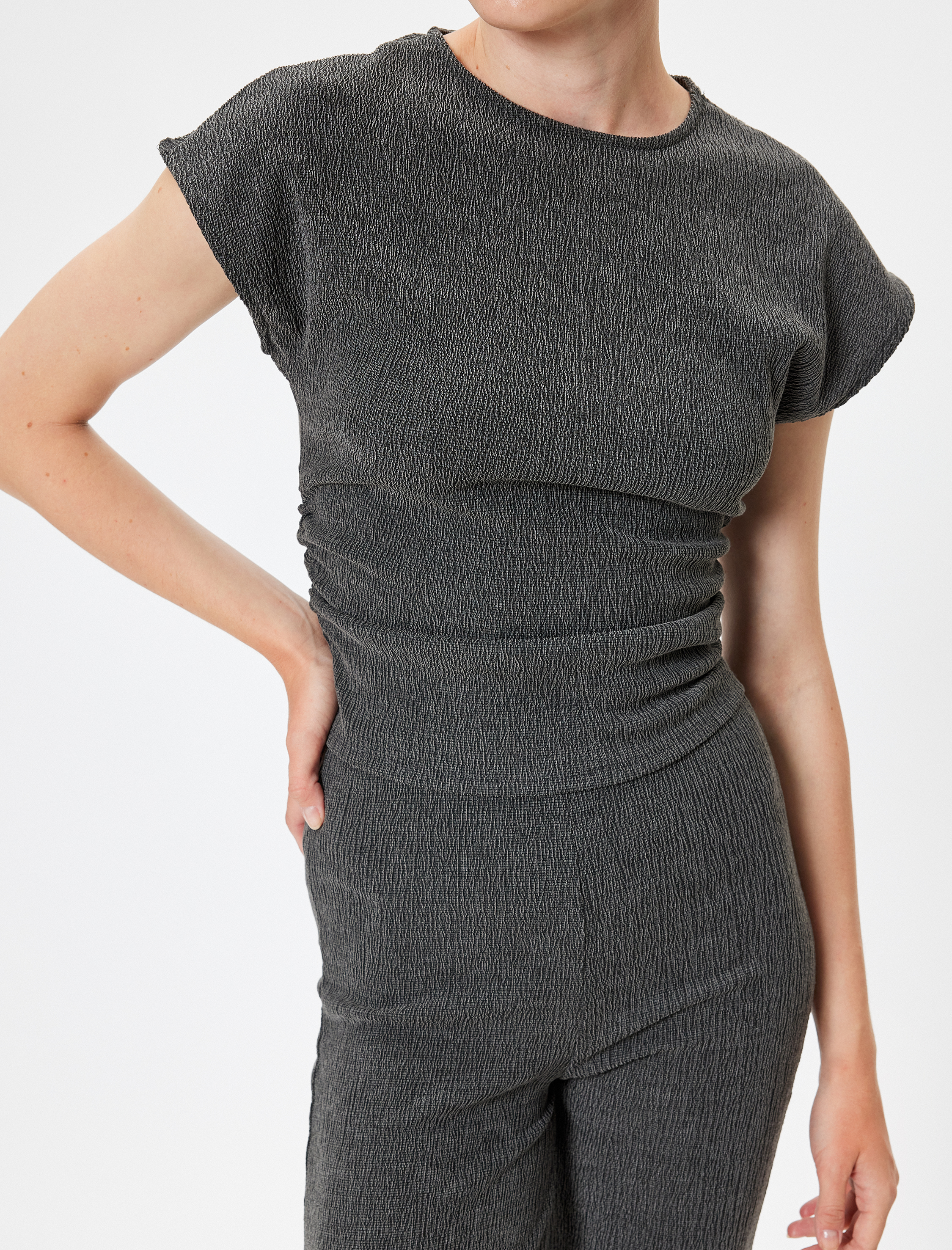   Bisiklet Yaka Slim Fit Dokulu Kap Kol Tişört