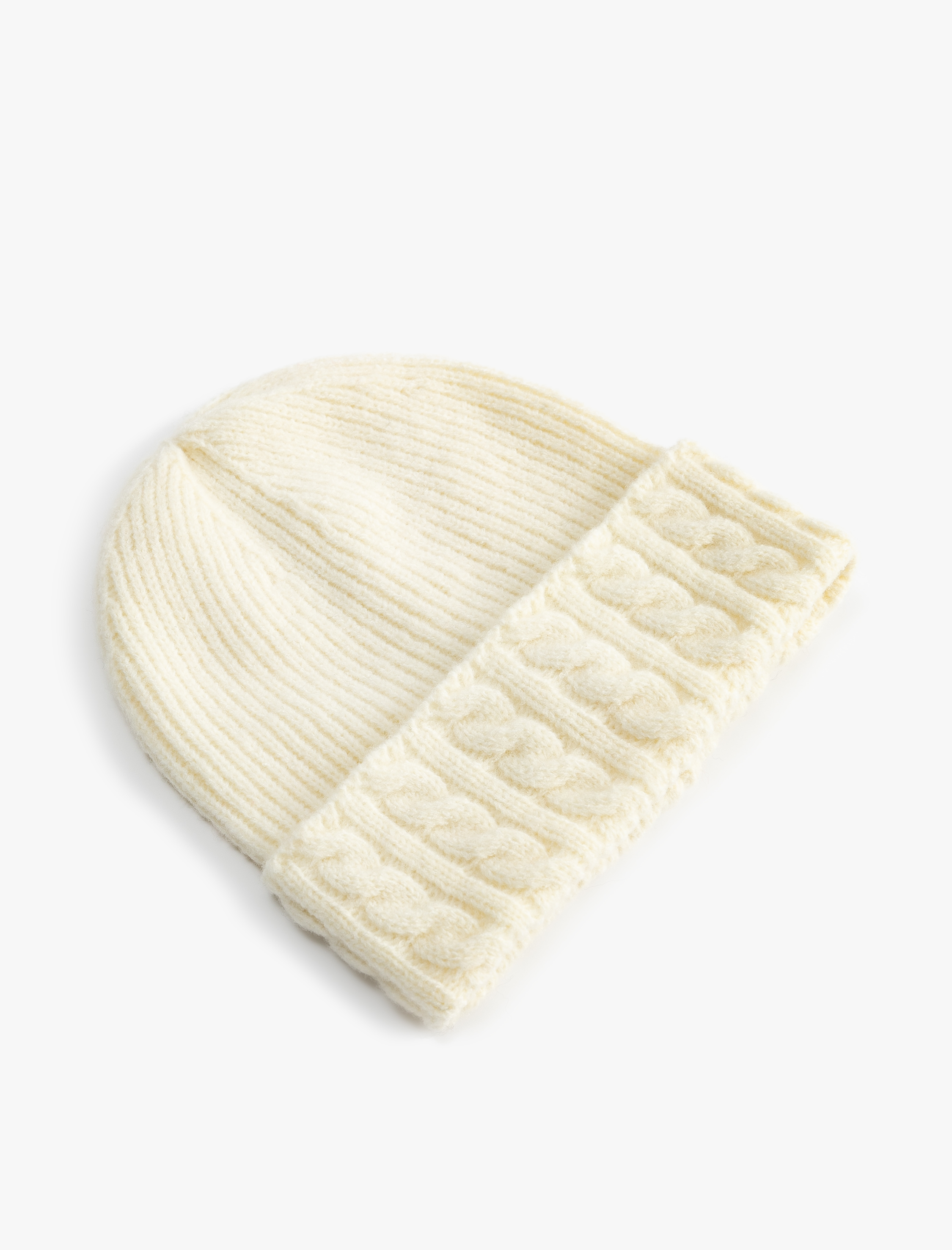  Kadın Örgü Bere Dokulu Katlama Detaylı