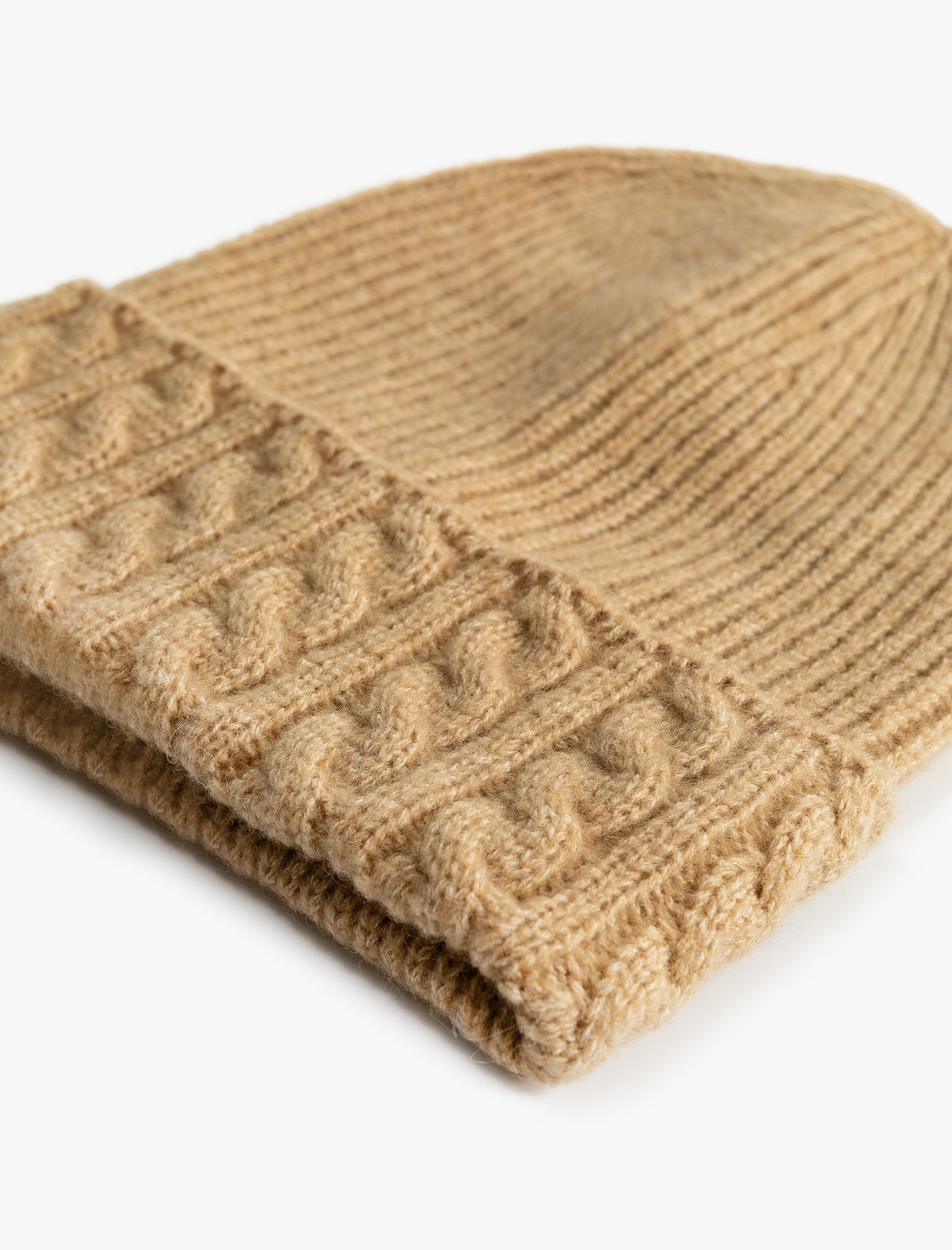  Kadın Örgü Bere Dokulu Katlama Detaylı