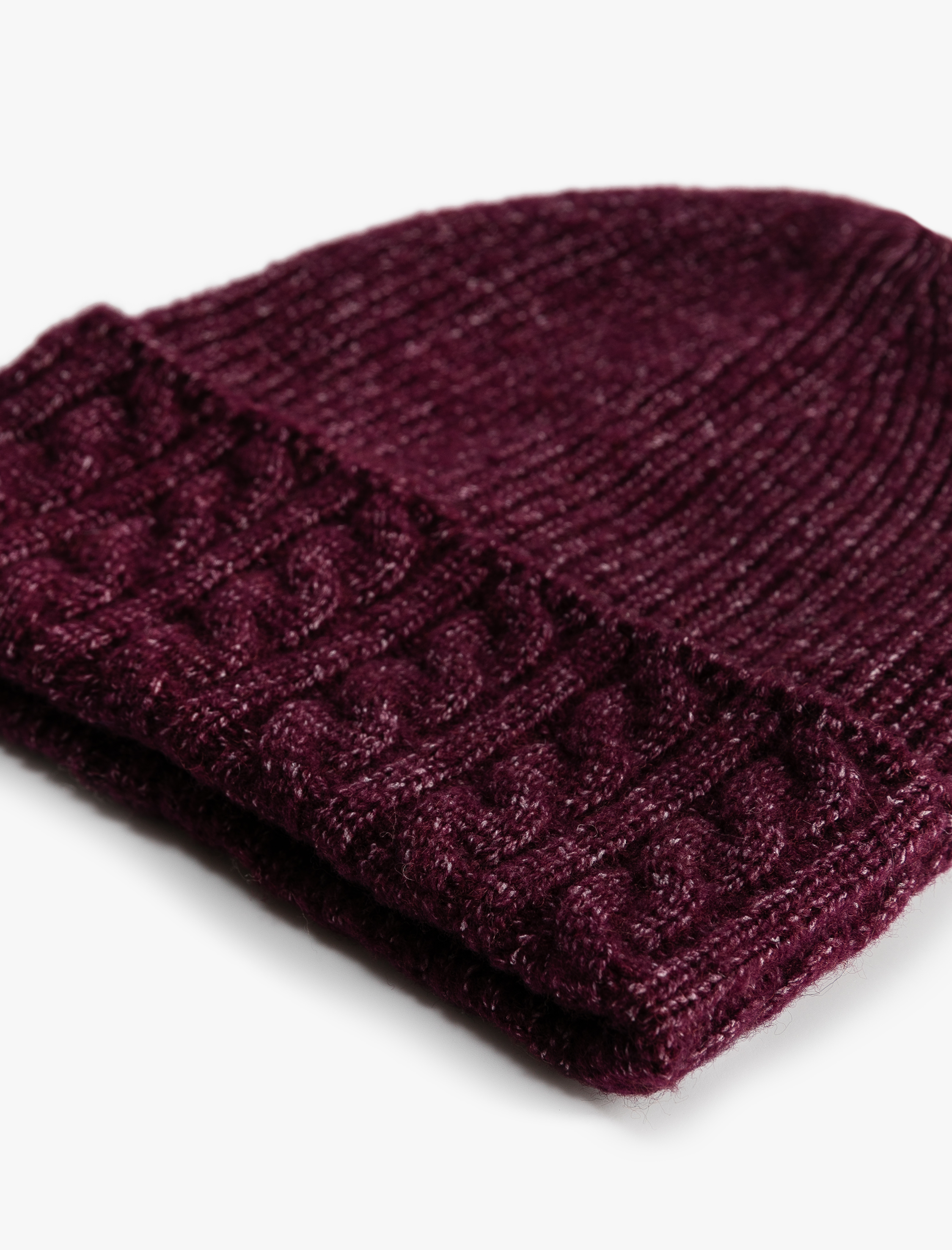  Kadın Örgü Bere Dokulu Katlama Detaylı