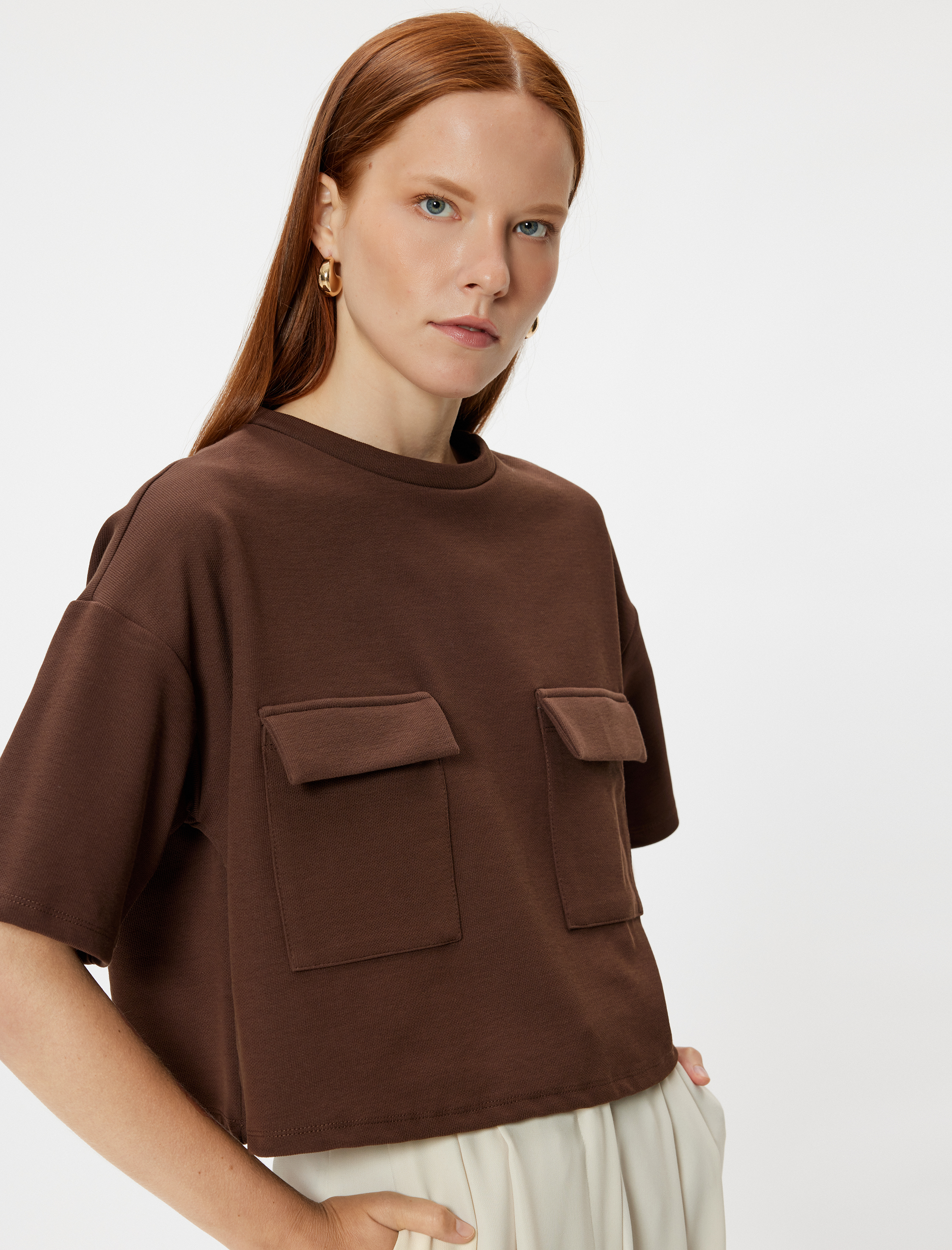   Kapaklı Cep Detaylı Kısa Kollu Bisiklet Yaka Crop Tişört